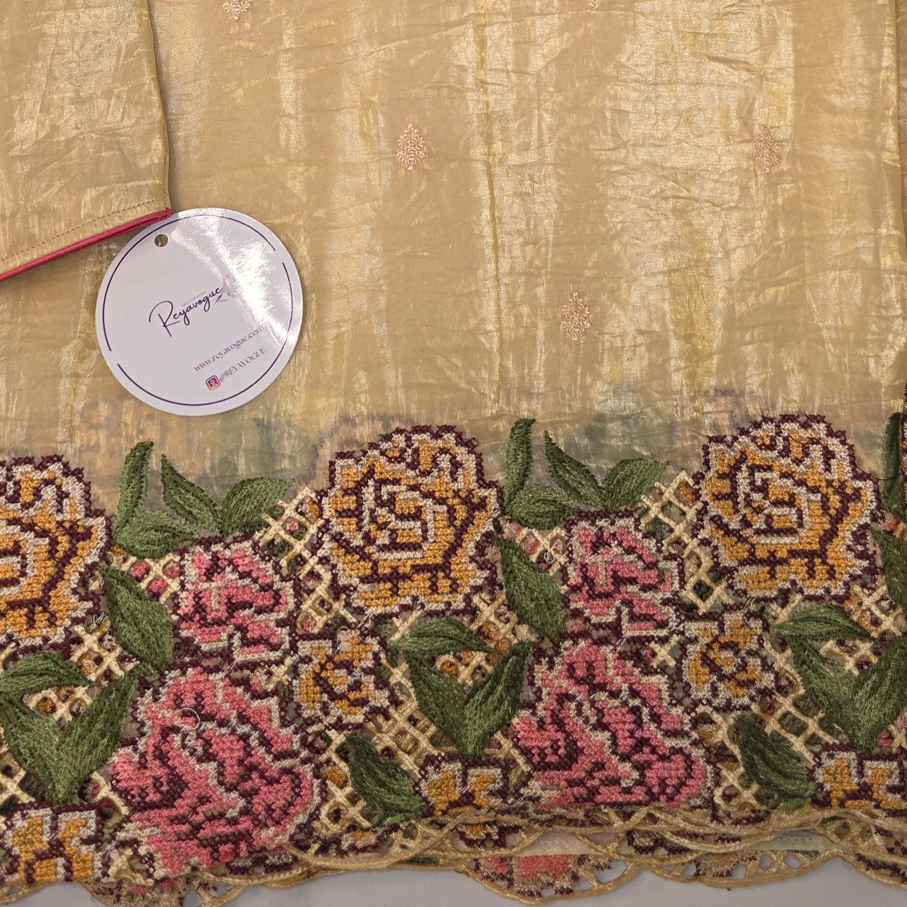 Gelber Crushed-Sari mit Petitepoint-Borte