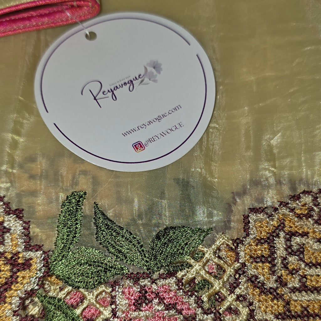 Gelber Crushed-Sari mit Petitepoint-Borte