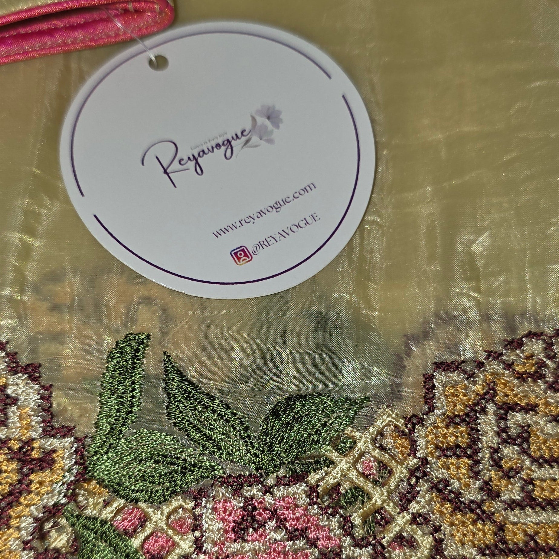 Gelber Crushed-Sari mit Petitepoint-Borte