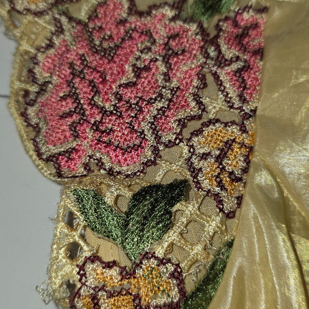 Gelber Crushed-Sari mit Petitepoint-Borte