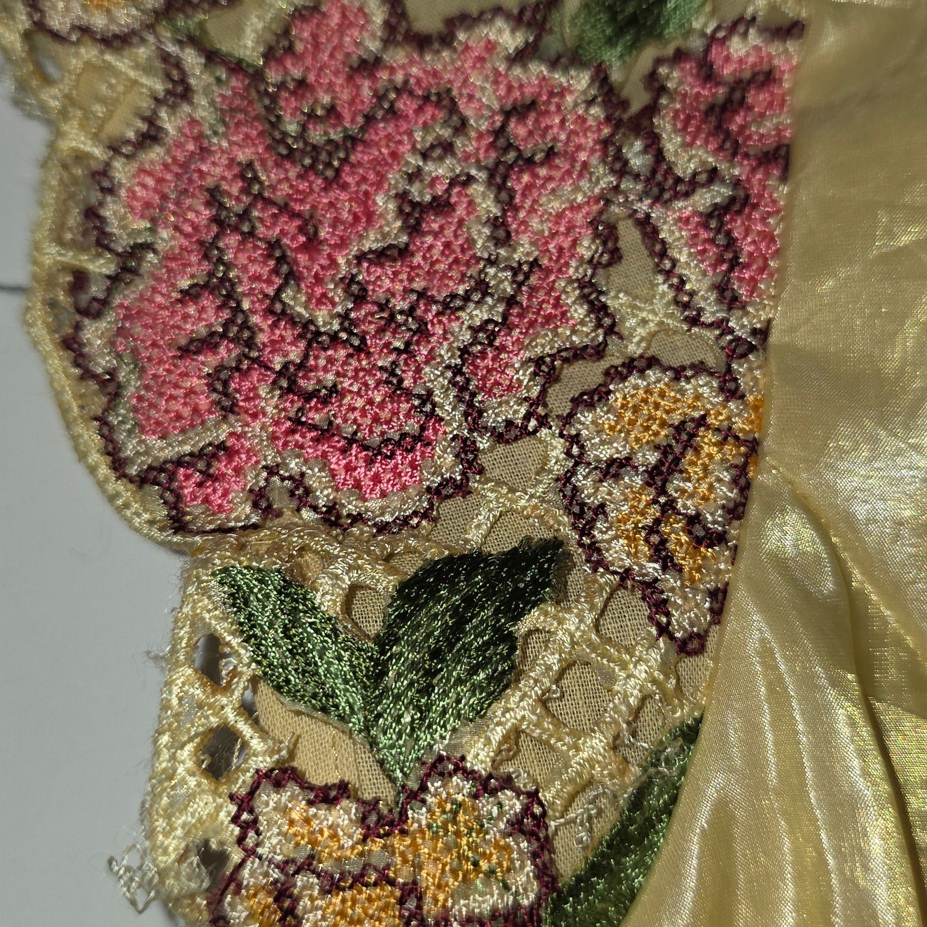 Gelber Crushed-Sari mit Petitepoint-Borte