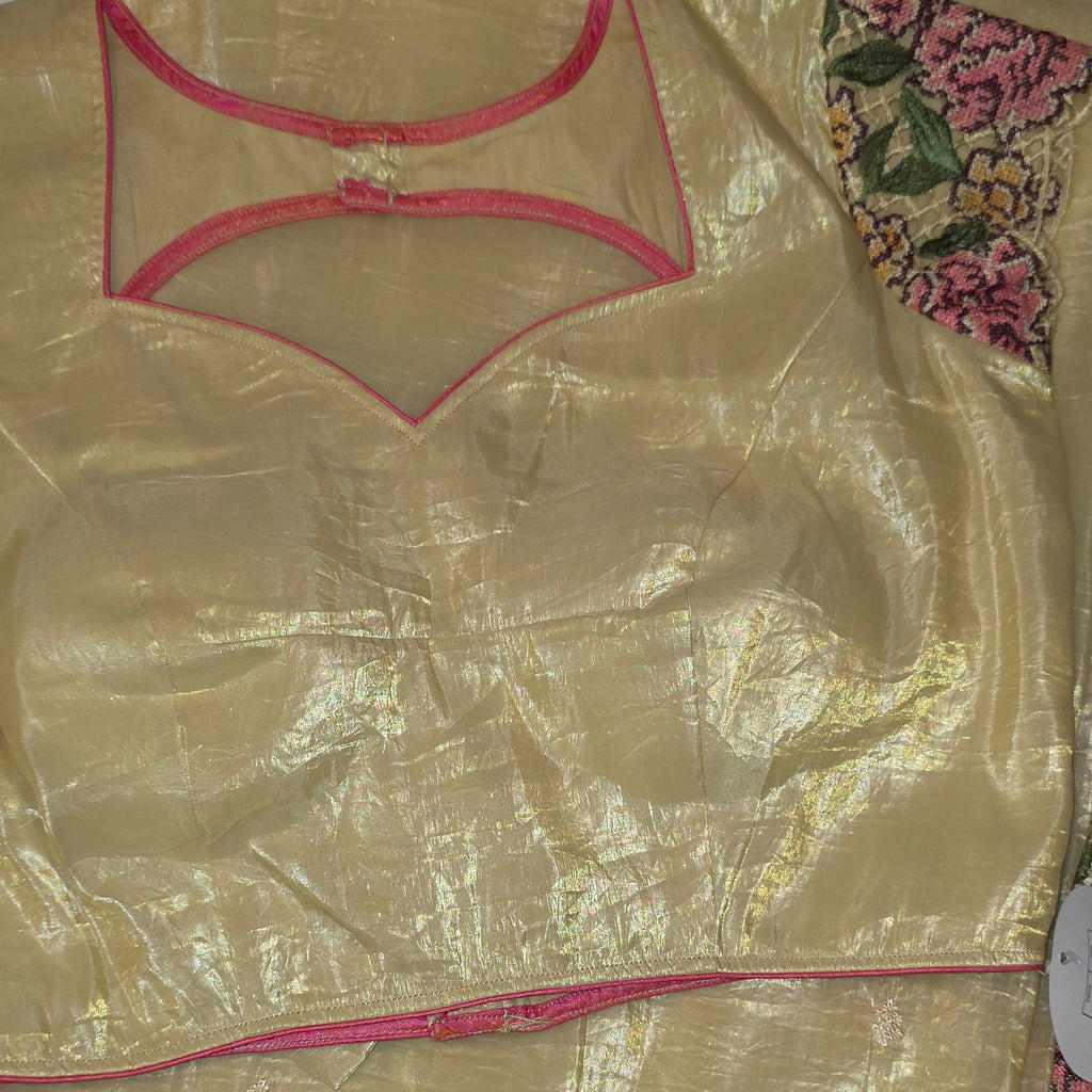 Gelber Crushed-Sari mit Petitepoint-Borte