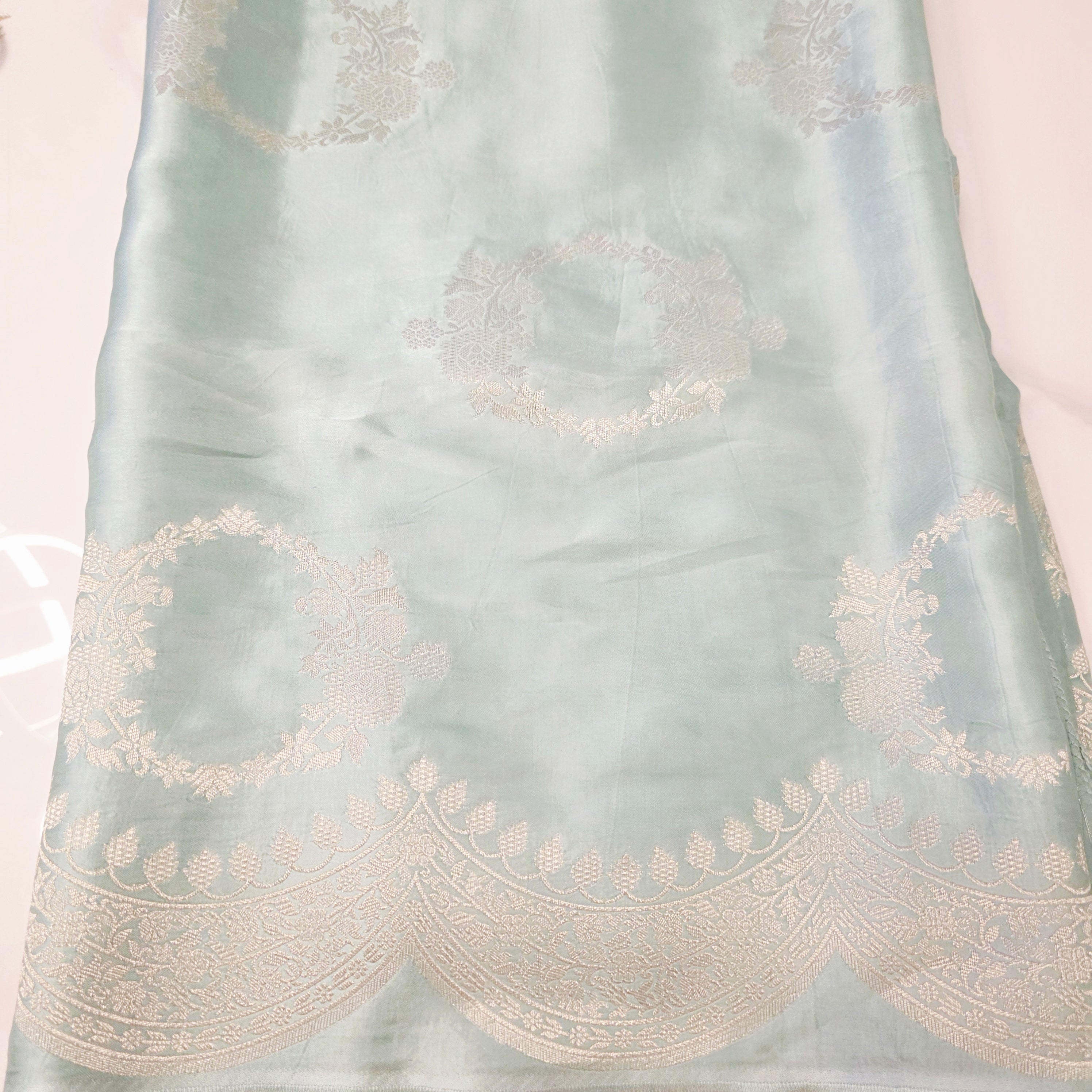 Pistaziengrüne Reine Banaras Mashru Seidensaree