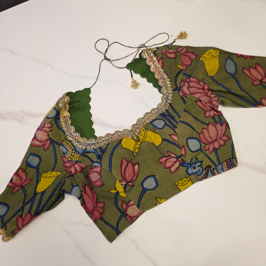 Meergrüne handbemalte Viscose-Organza-Sari mit Kalamkari Maggam Bluse