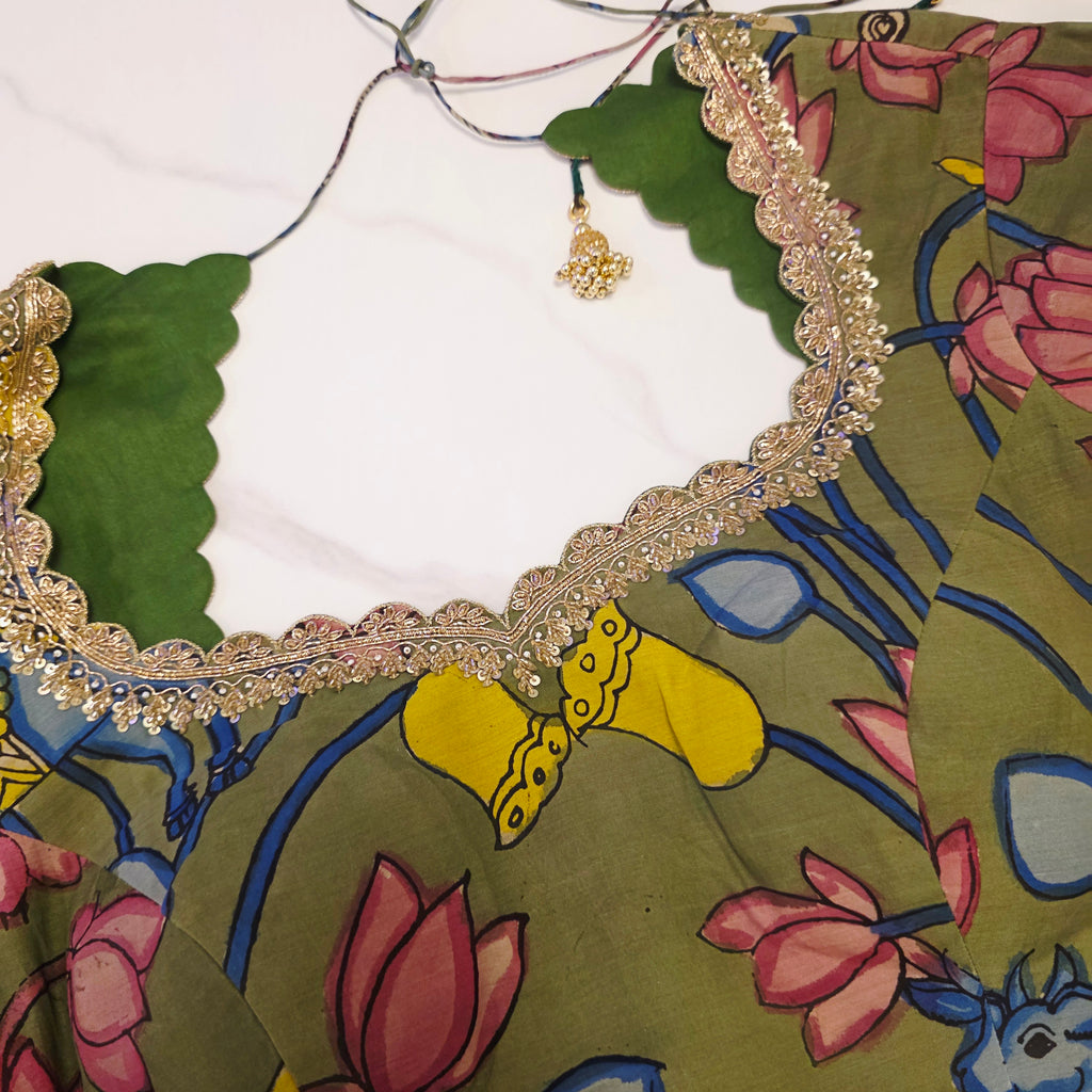 Meergrüne handbemalte Viscose-Organza-Sari mit Kalamkari Maggam Bluse