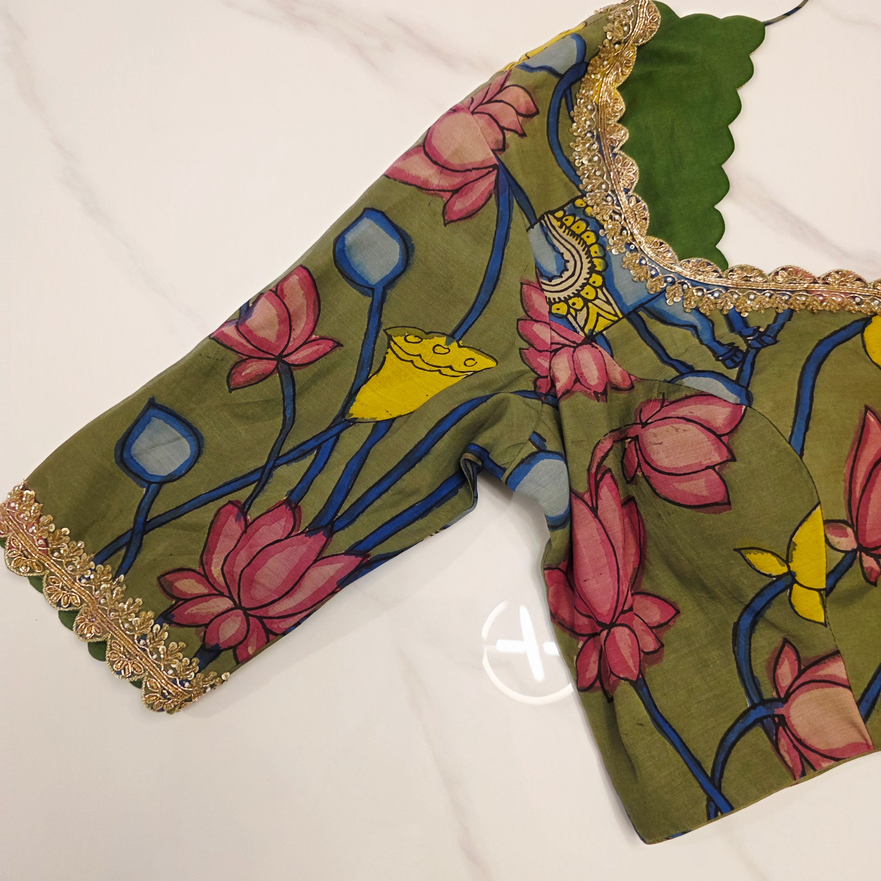 Meergrüne handbemalte Viscose-Organza-Sari mit Kalamkari Maggam Bluse