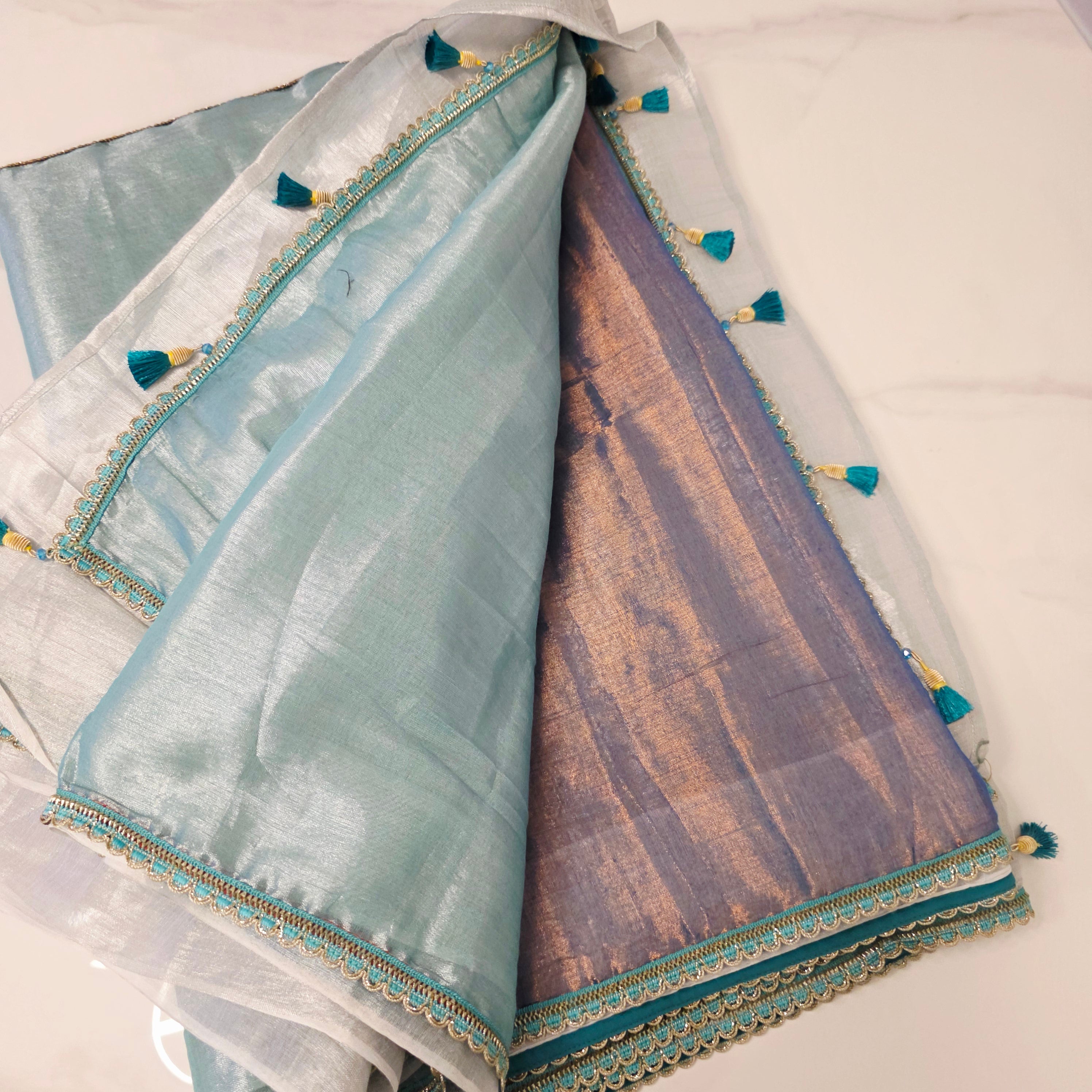Dreifarbiger Tissue-Leinen-Sari (Himmelblau+Dunkelblauer Pallu) mit pinker Maggamwork-Bluse