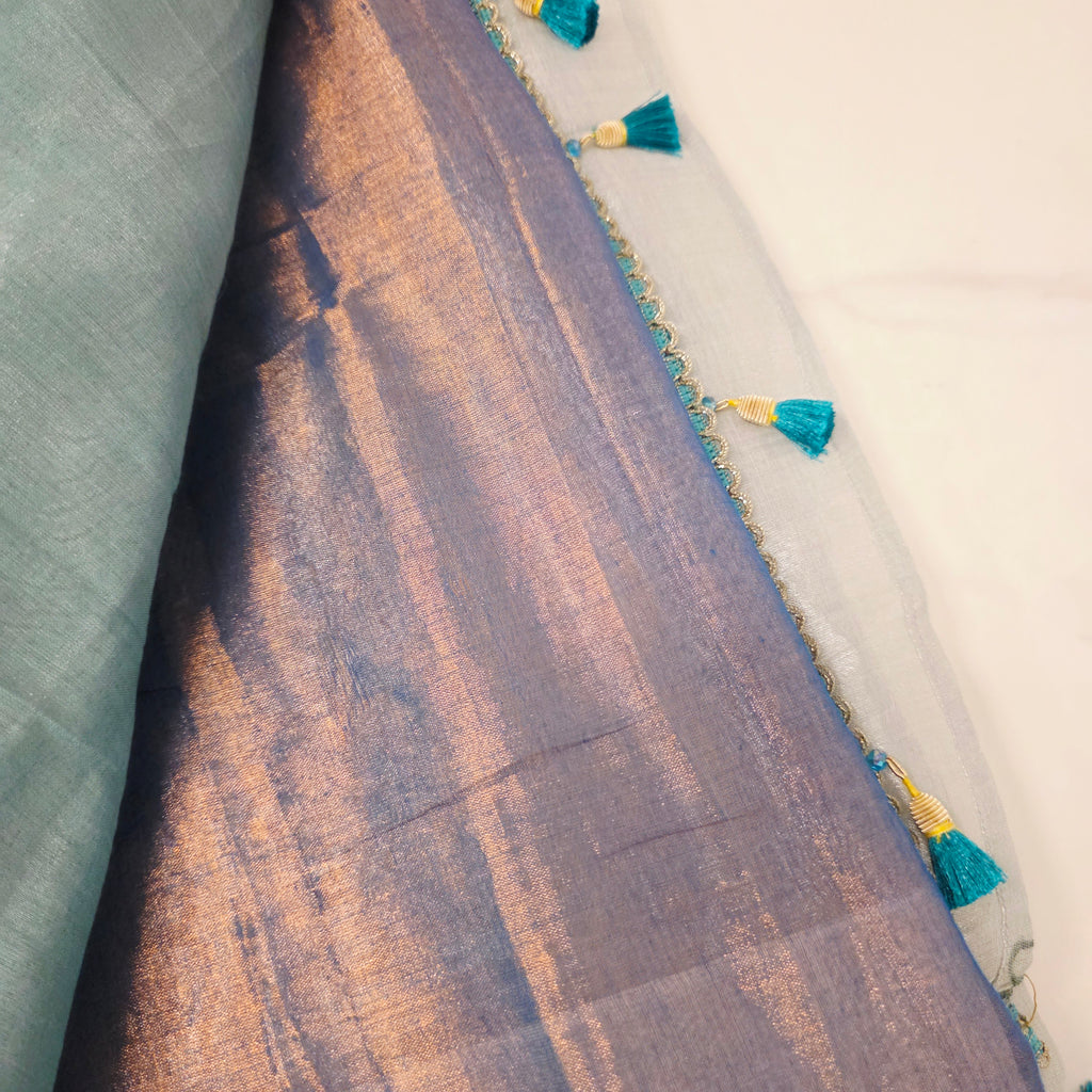 Dreifarbiger Tissue-Leinen-Sari (Himmelblau+Dunkelblauer Pallu) mit pinker Maggamwork-Bluse