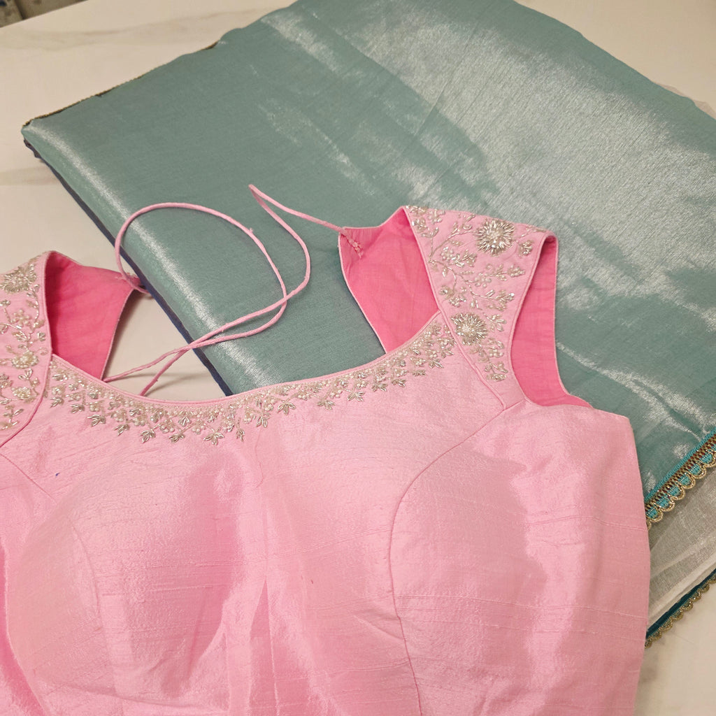 Dreifarbiger Tissue-Leinen-Sari (Himmelblau+Dunkelblauer Pallu) mit pinker Maggamwork-Bluse