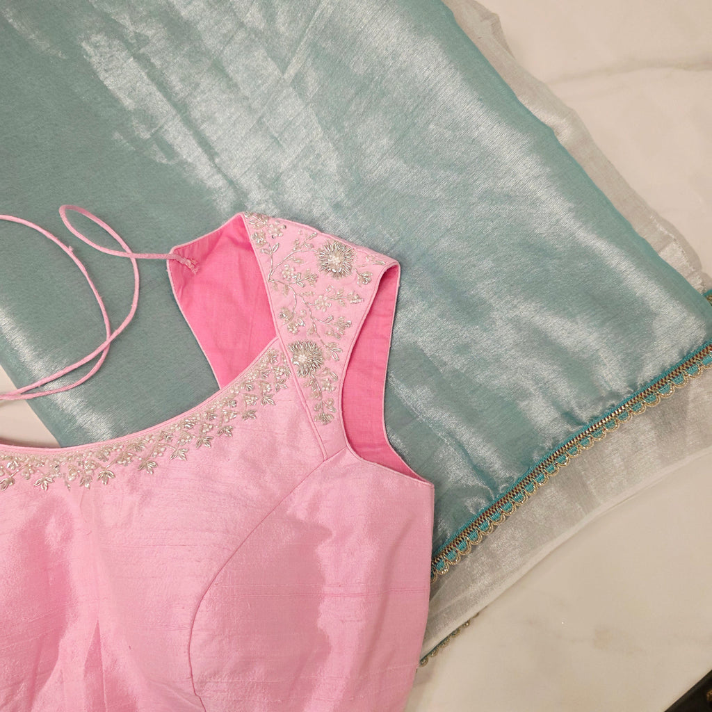 Dreifarbiger Tissue-Leinen-Sari (Himmelblau+Dunkelblauer Pallu) mit pinker Maggamwork-Bluse