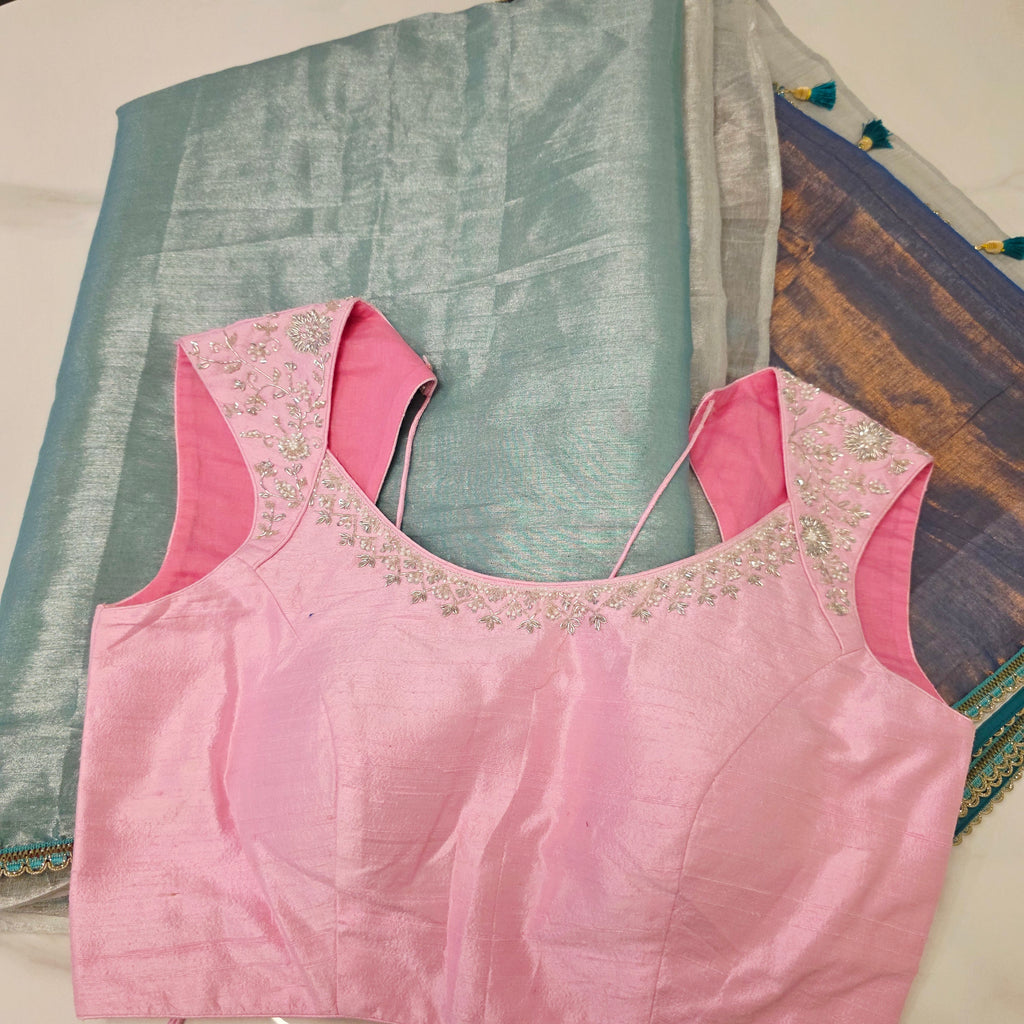 Dreifarbiger Tissue-Leinen-Sari (Himmelblau+Dunkelblauer Pallu) mit pinker Maggamwork-Bluse