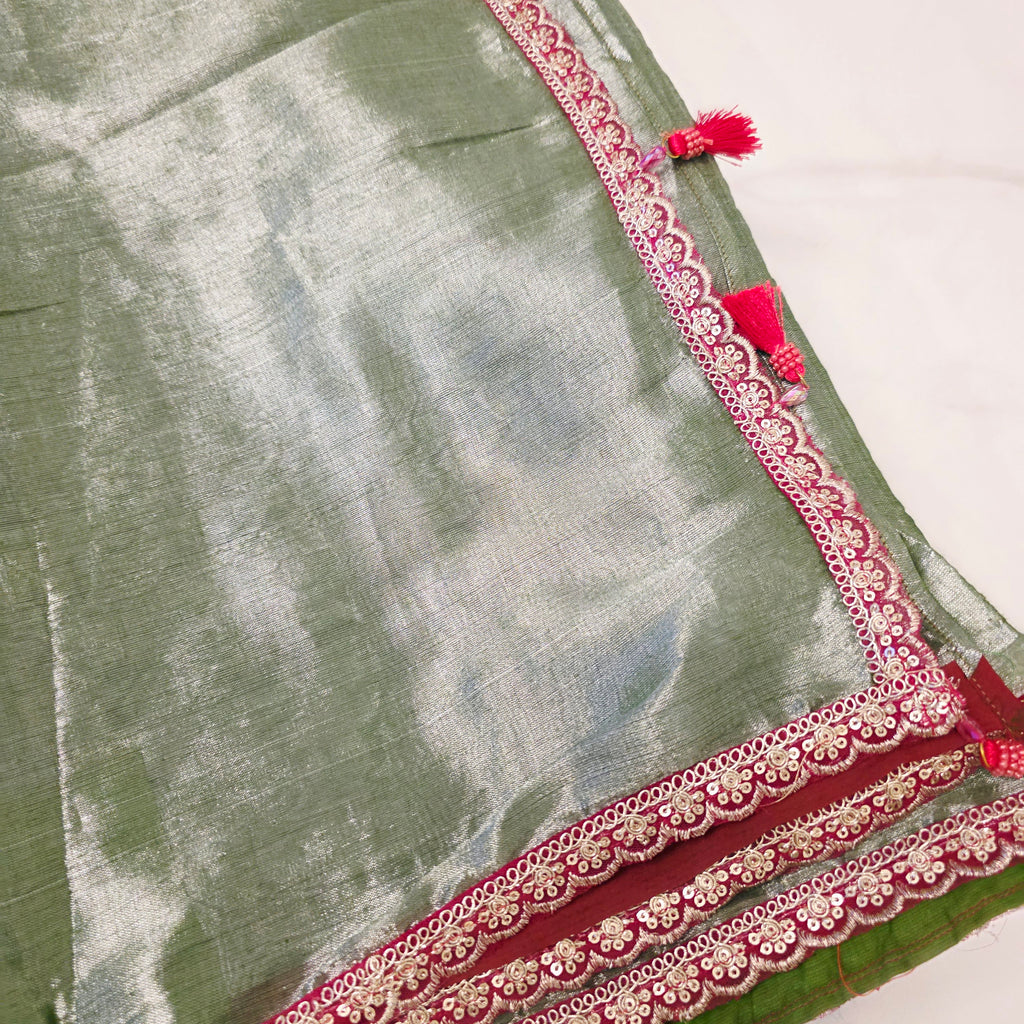 Grünfarbene Leinen-Sari mit Blumenbluse