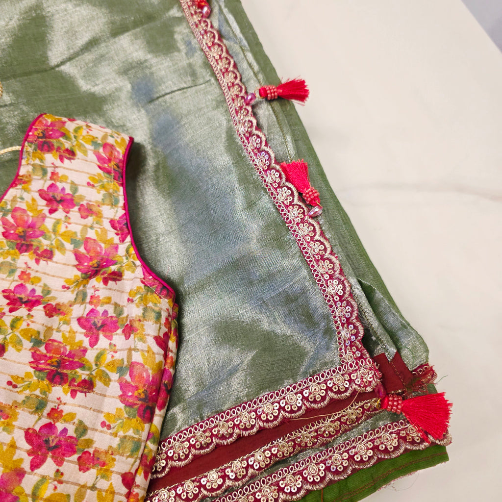 Grünfarbene Leinen-Sari mit Blumenbluse
