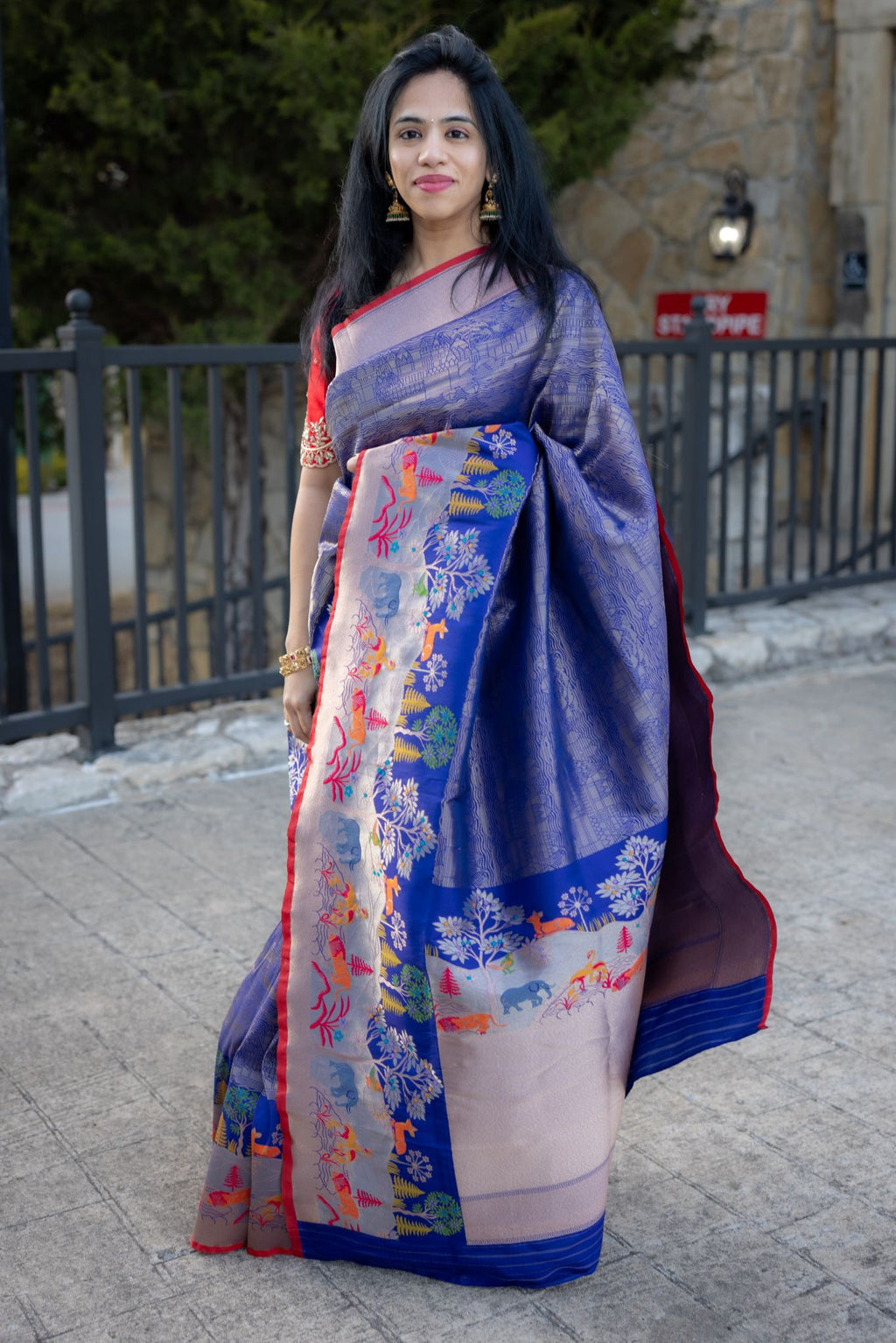 Königsblauer Banarasi-Sari mit Dschungelmotiv-Borte und roter Bluse