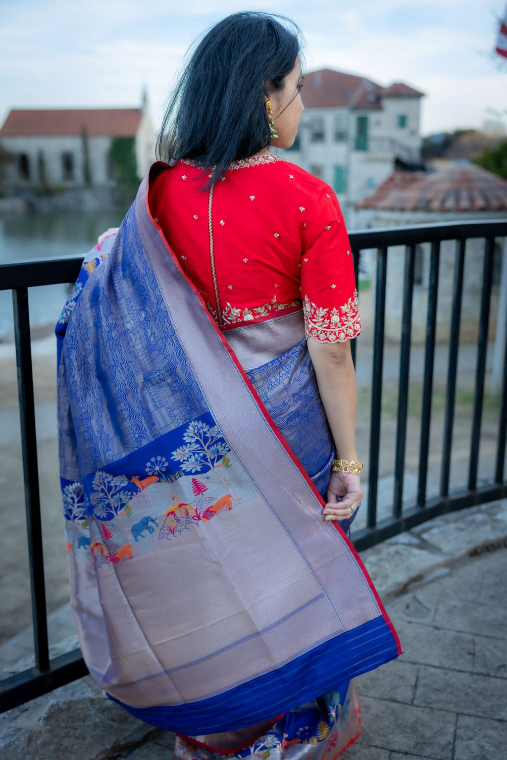 Königsblauer Banarasi-Sari mit Dschungelmotiv-Borte und roter Bluse