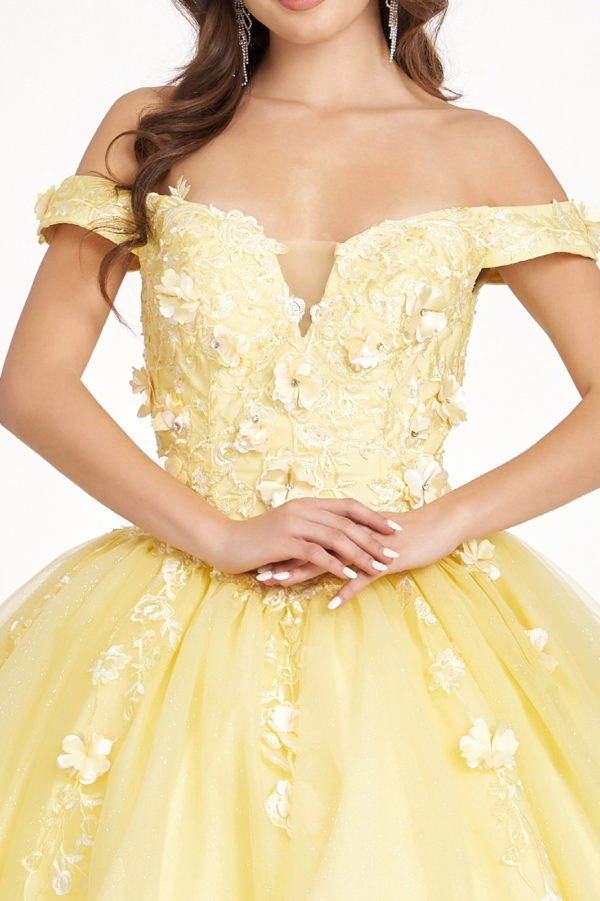 Mit Stickereien verziertes Quinceanera-Kleid aus Glitzer-Mesh mit Cut-Away-Schultern