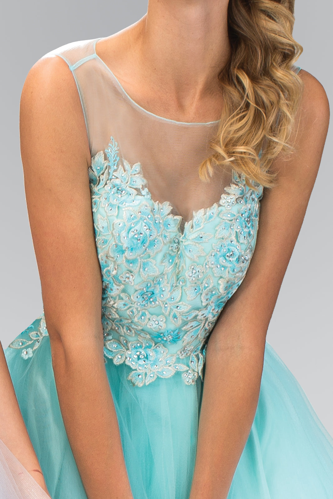 Kurzes Tüllkleid mit Rollsaum und Blumenstickerei am Oberteil