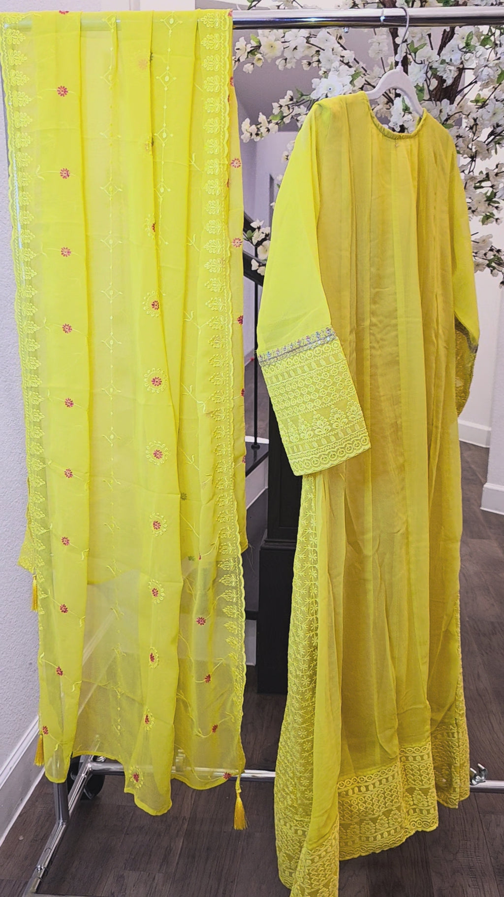 Damen Gelbes Chickenkari Pailletten Kurti / Anzug-Set mit Hose und Dupatta