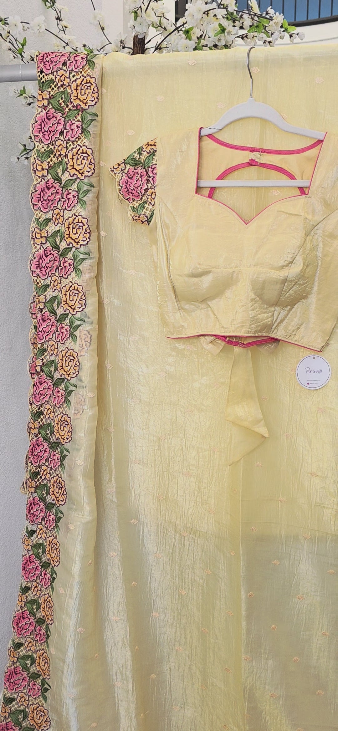 Gelber Crushed-Sari mit Petitepoint-Borte