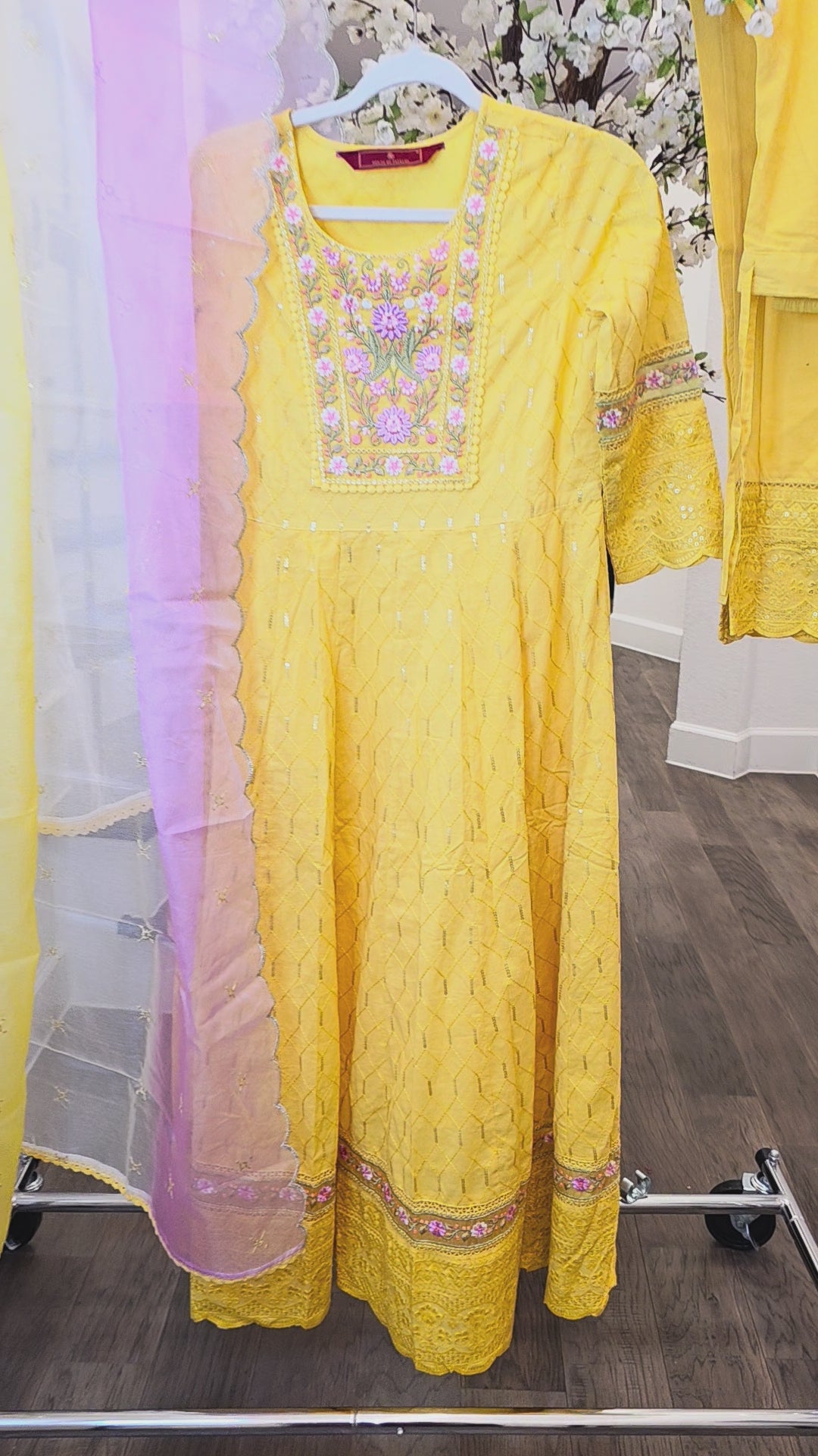 Damen Kurti-Set in Mangogelb mit Pailletten, Hose und 3D gefärbtem Ombré-Dupatta