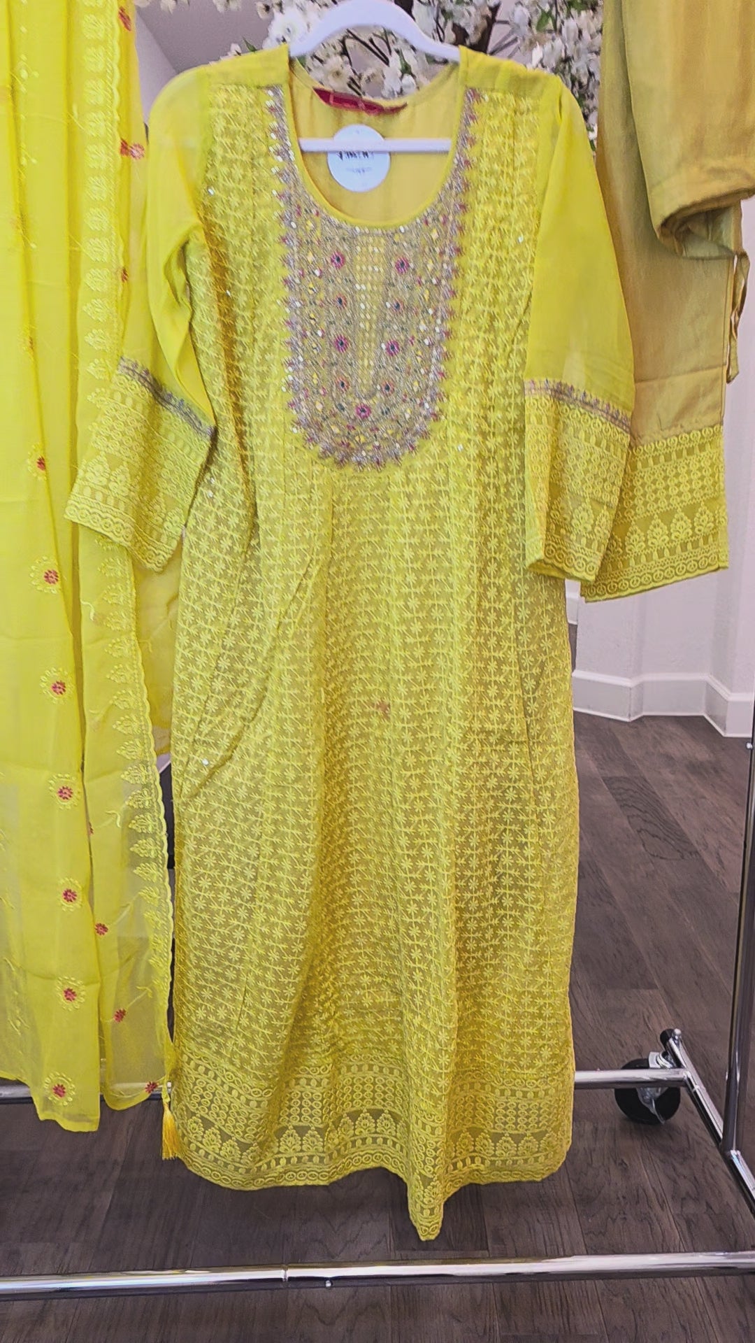 Damen Gelbes Chickenkari Pailletten Kurti / Anzug-Set mit Hose und Dupatta