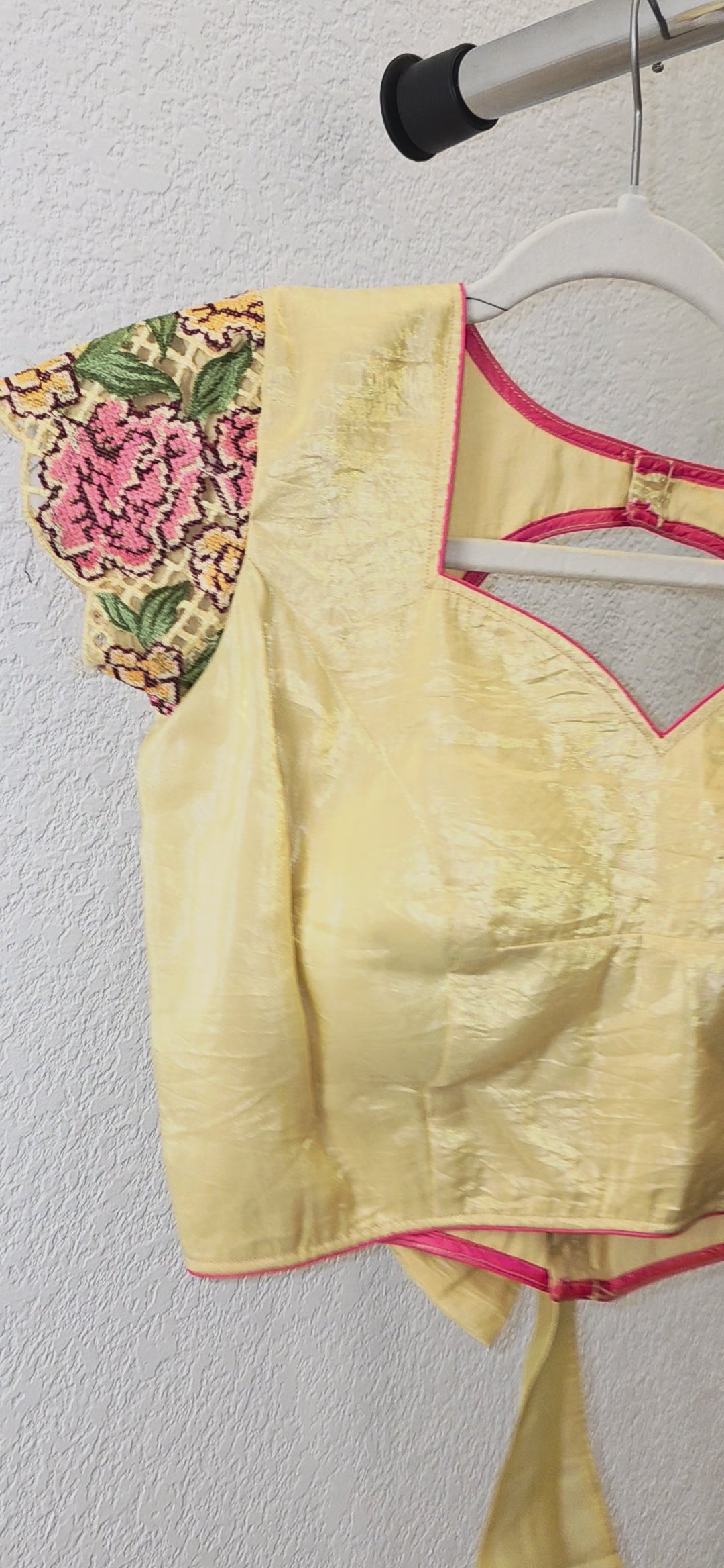 Gelber Crushed-Sari mit Petitepoint-Borte