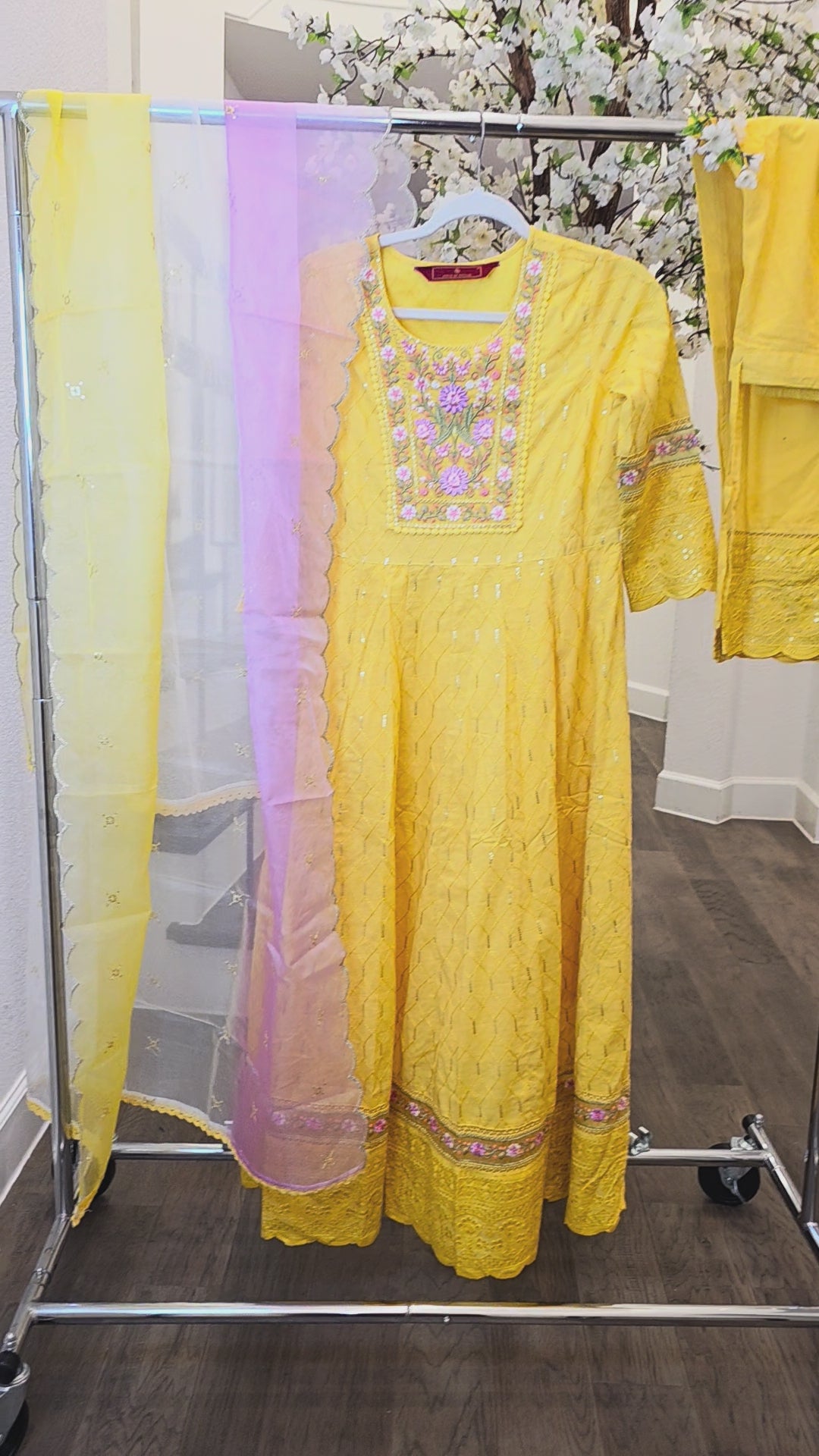 Damen Kurti-Set in Mangogelb mit Pailletten, Hose und 3D gefärbtem Ombré-Dupatta