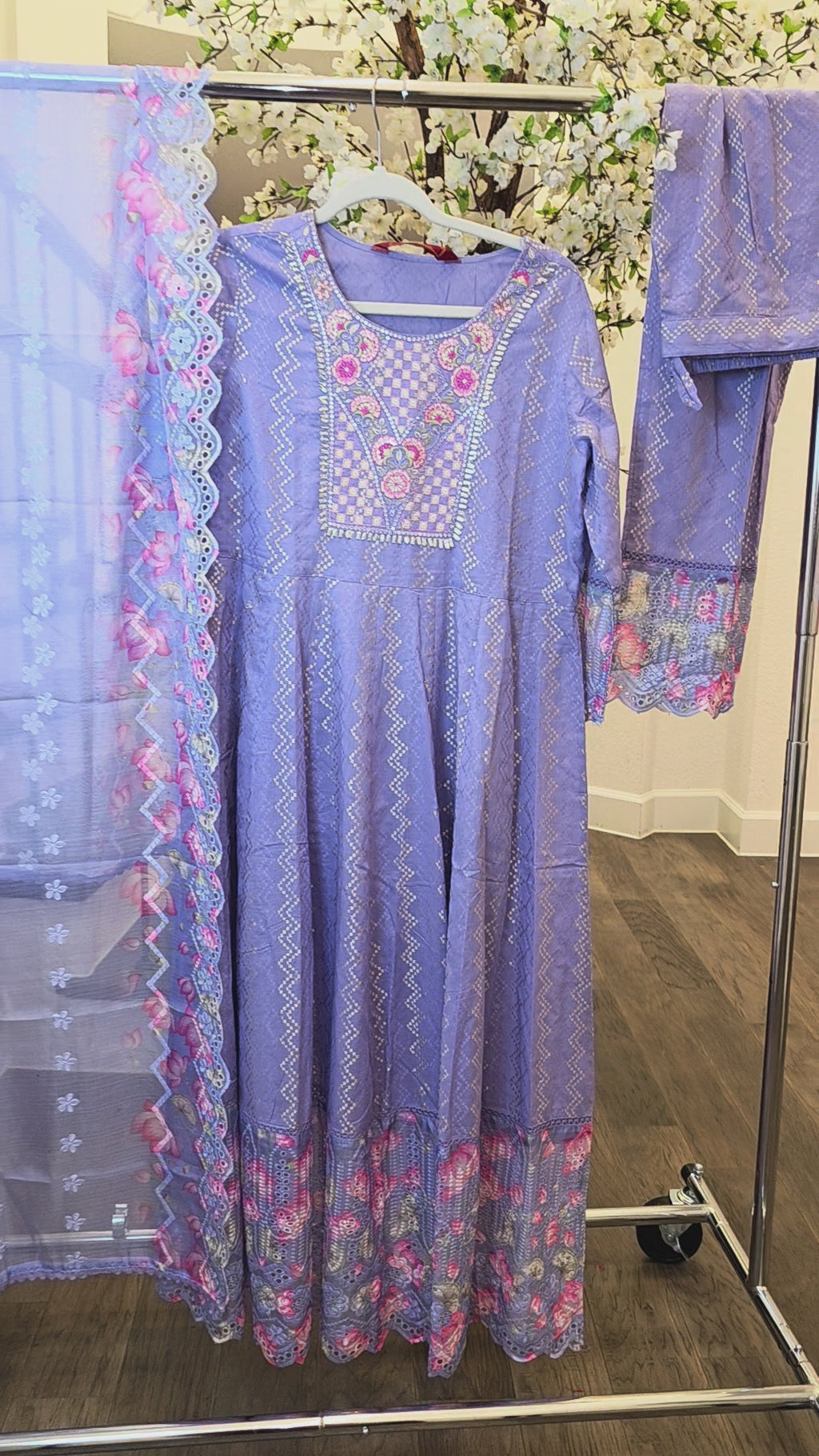 Damen Kurta-Set in bläulich-violetten Pailletten mit floraler Applikationsspitze