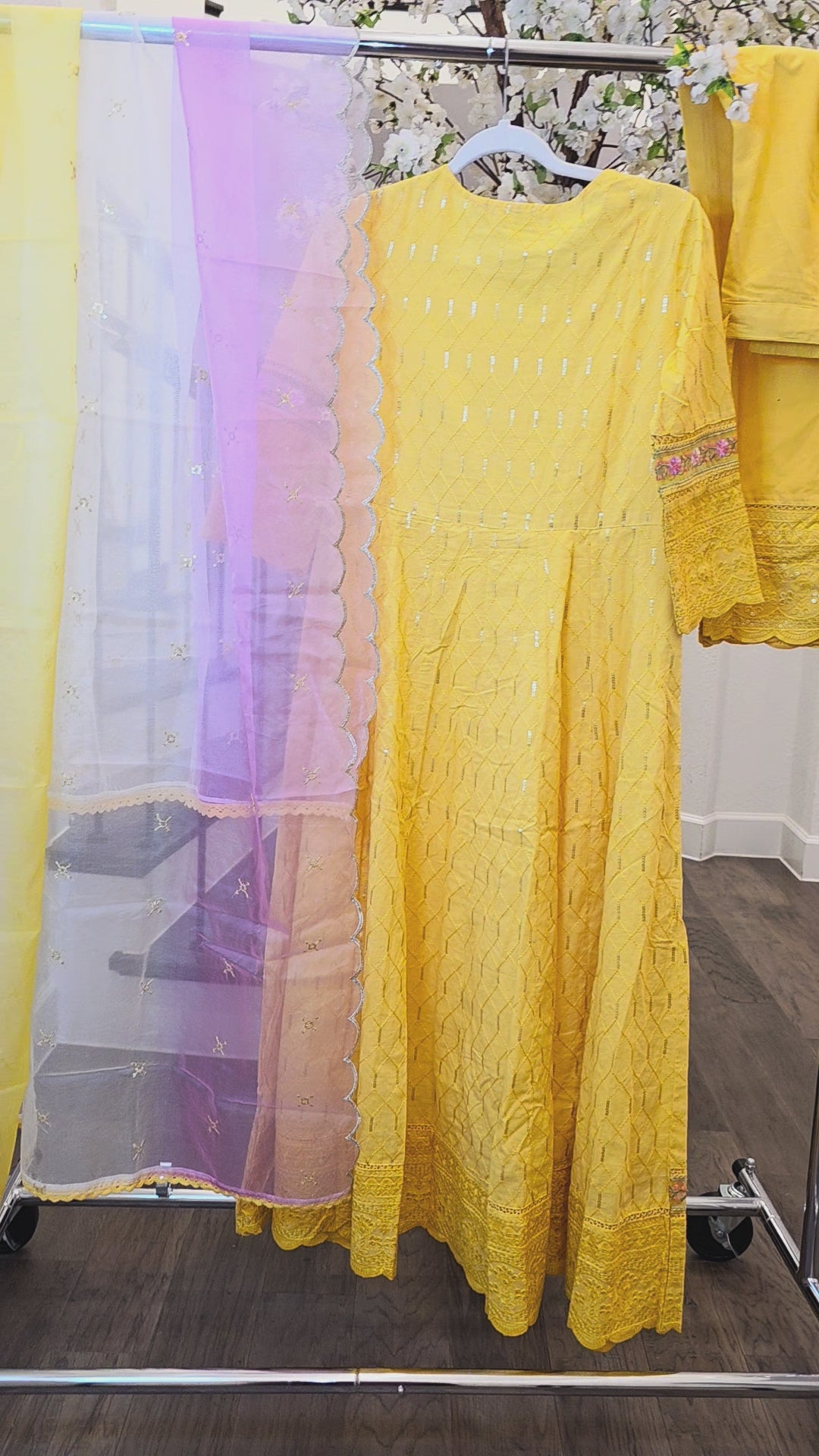 Damen Kurti-Set in Mangogelb mit Pailletten, Hose und 3D gefärbtem Ombré-Dupatta