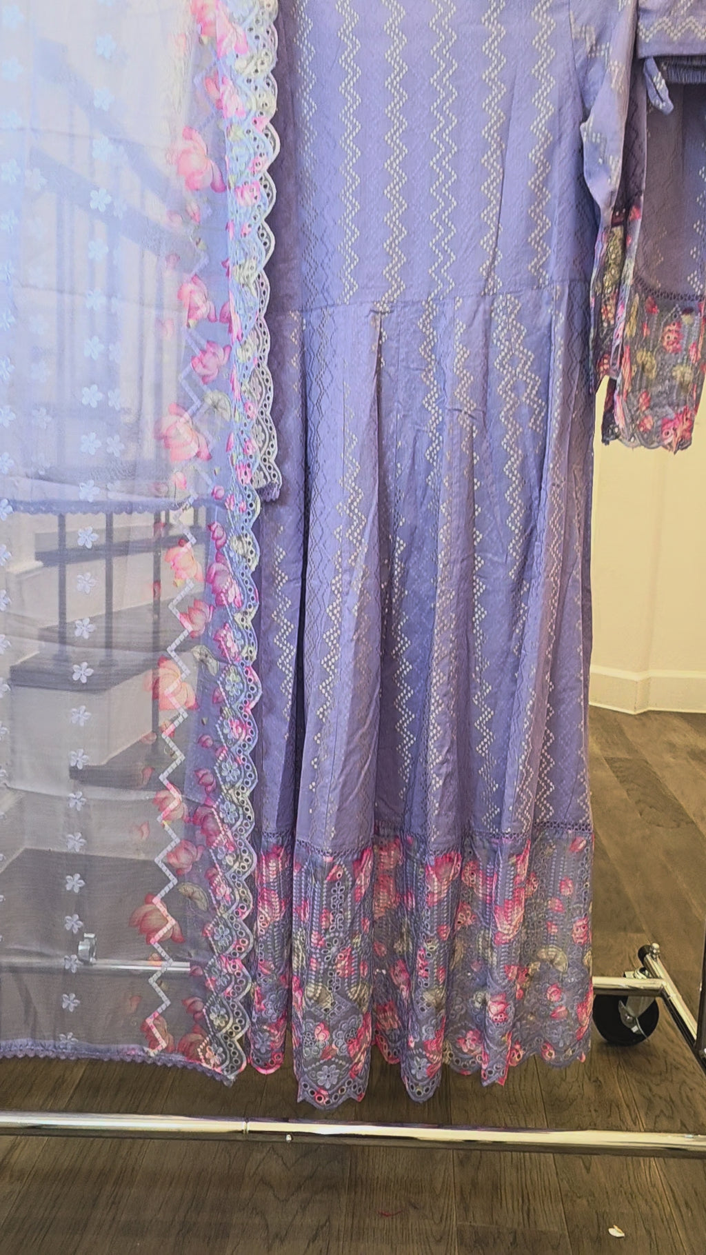 Damen Kurta-Set in bläulich-violetten Pailletten mit floraler Applikationsspitze