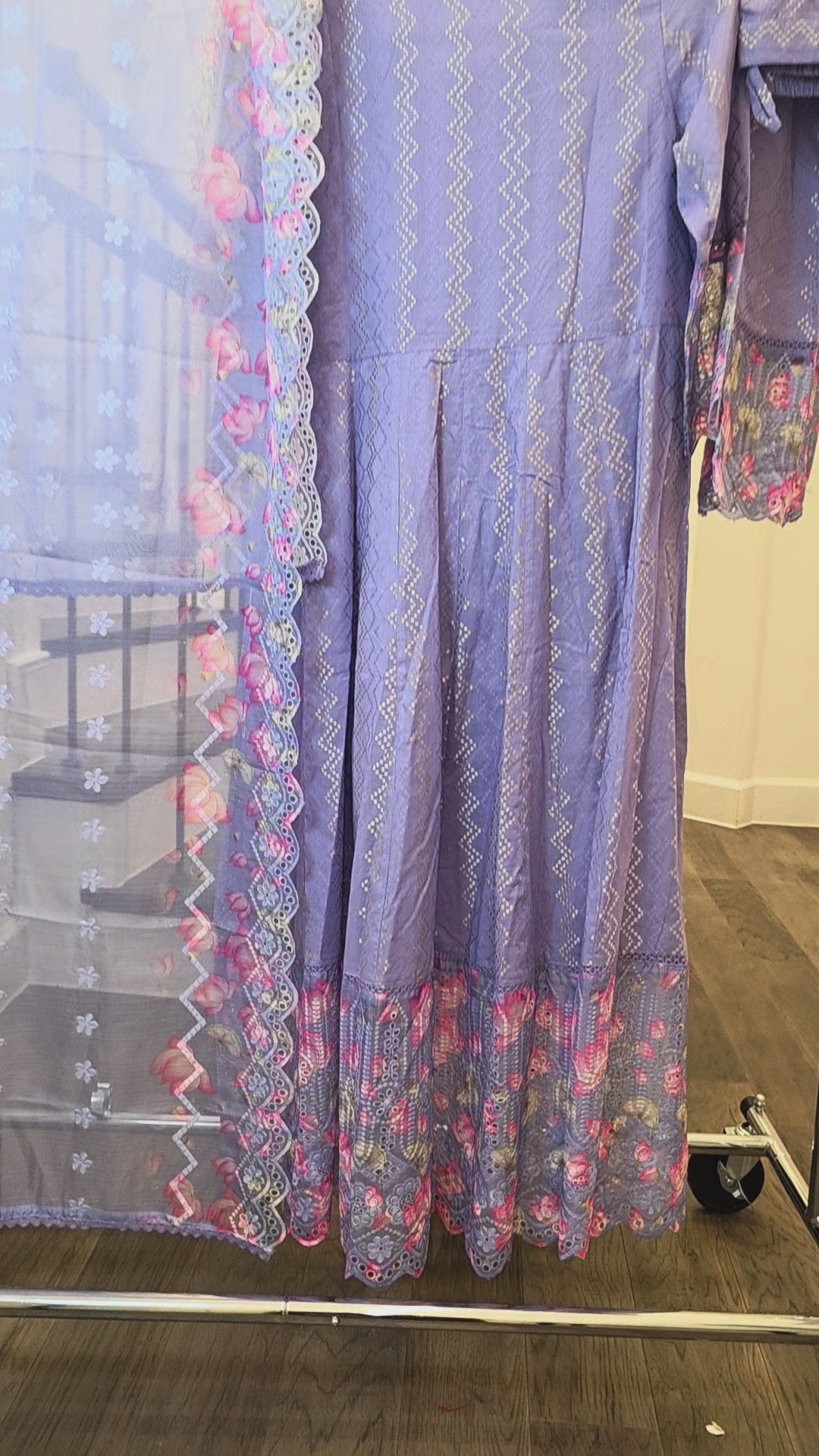 Damen Kurta-Set in bläulich-violetten Pailletten mit floraler Applikationsspitze