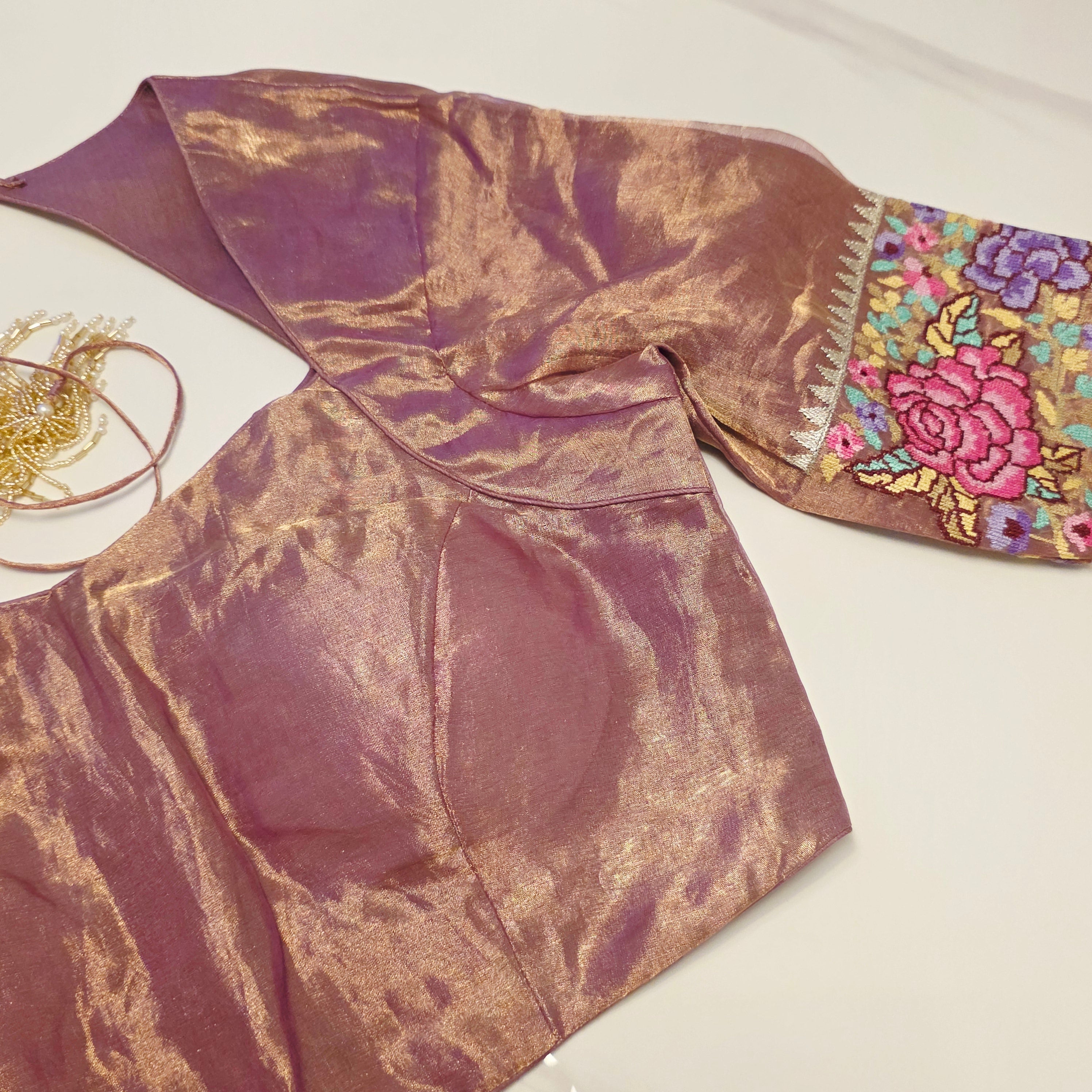 Reine Banaras Gold-Tissue-Sari mit Petitpoint-Stickerei