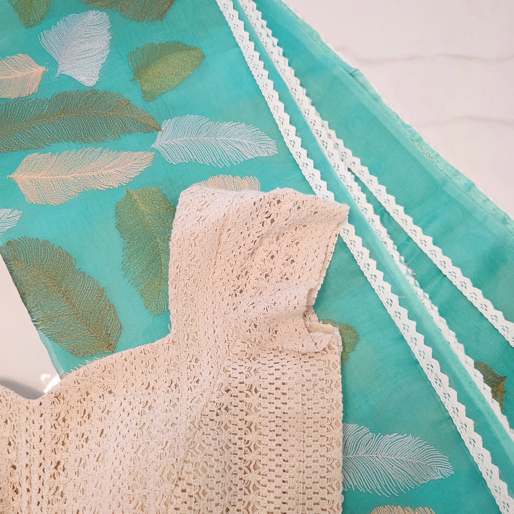 Petrolblaue Organza-Saree mit Blattstickerei