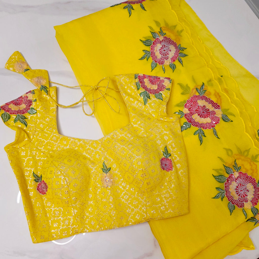 Gelber Saree mit Blumenmuster-Bordüre und gemusterter Bluse