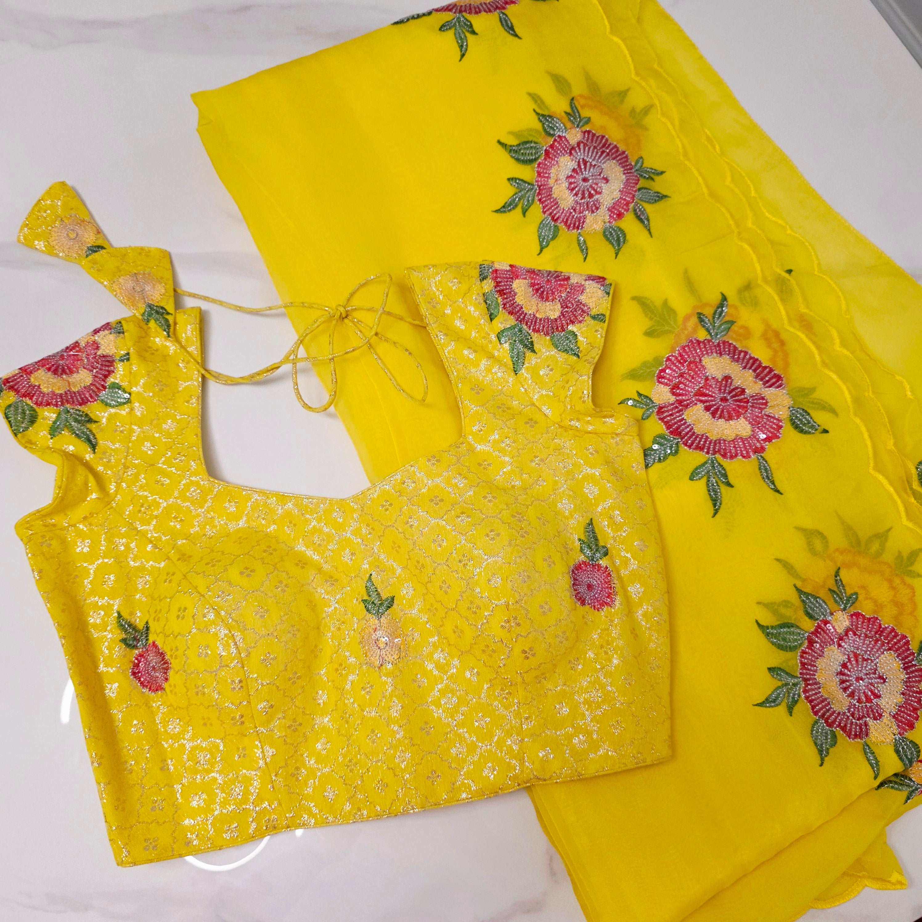 Gelber Saree mit Blumenmuster-Bordüre und gemusterter Bluse