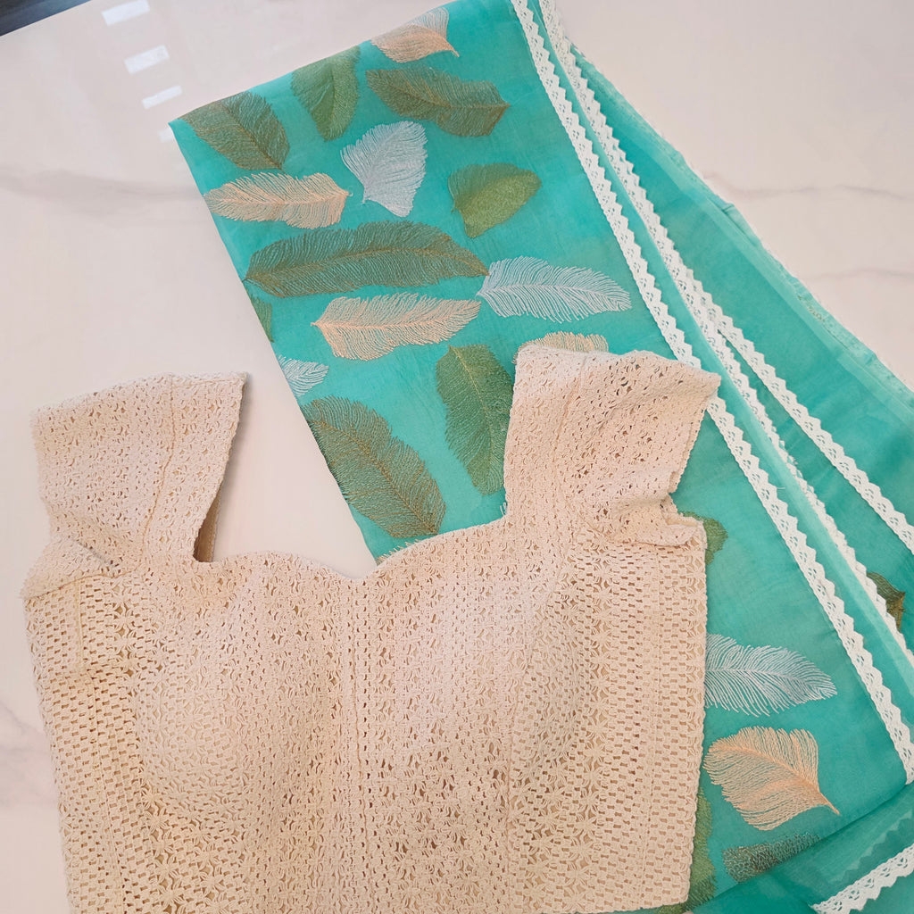 Petrolblaue Organza-Saree mit Blattstickerei