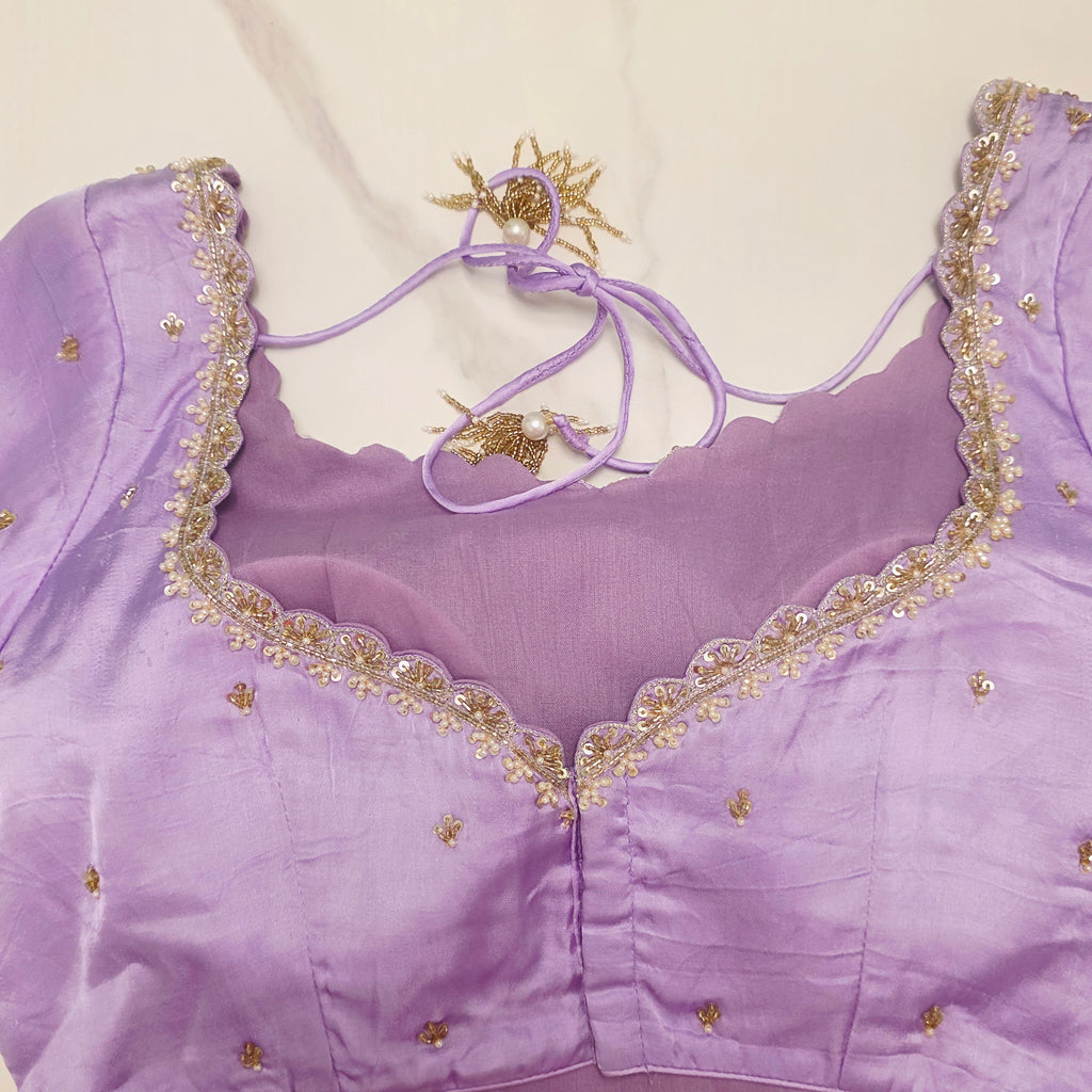 Lila Banarasi Mashru Seide mit wunderschöner Bluse