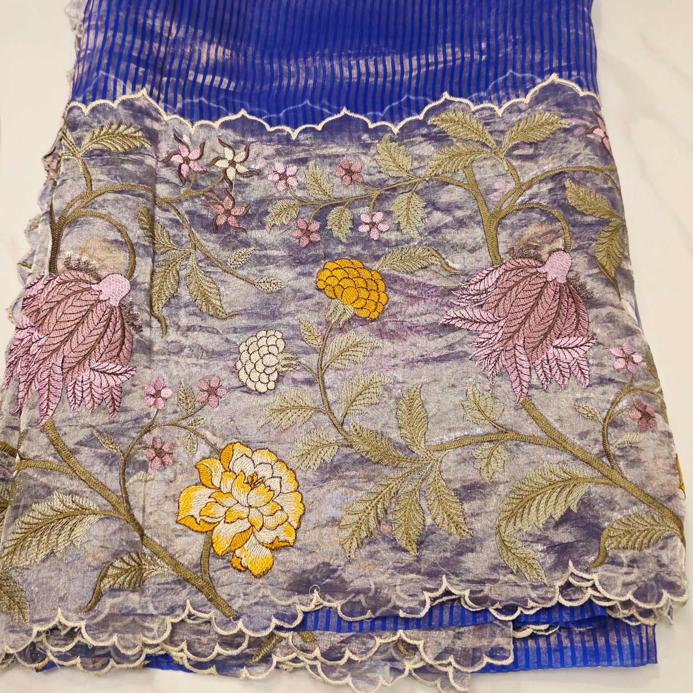 Marineblaue Banaras Tissue-Streifen-Saree mit Applikationsarbeit