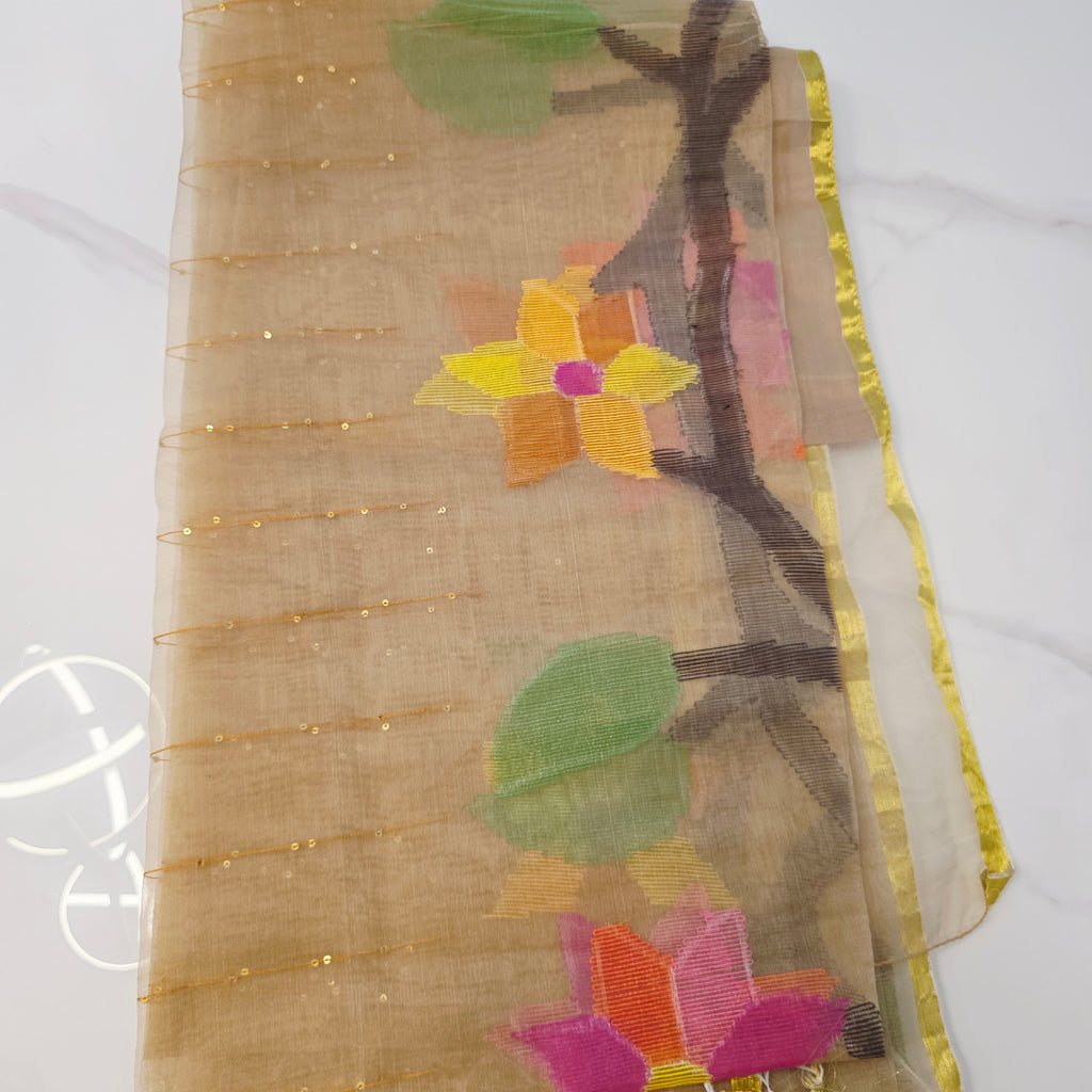 Muslin Jamdani in Gold kombiniert mit einer ärmellosen Bluse aus Rohseide mit Maggam-Stickerei