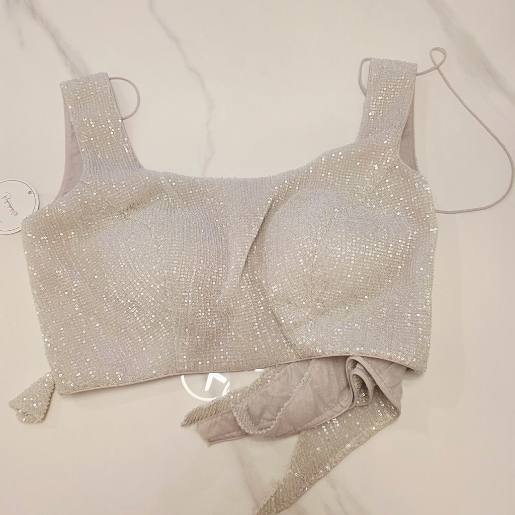 Petrolblaues Sari aus weicher Organza mit vollflächiger Blätterstickerei. Kombiniert mit einer weichen Paillettenbluse.