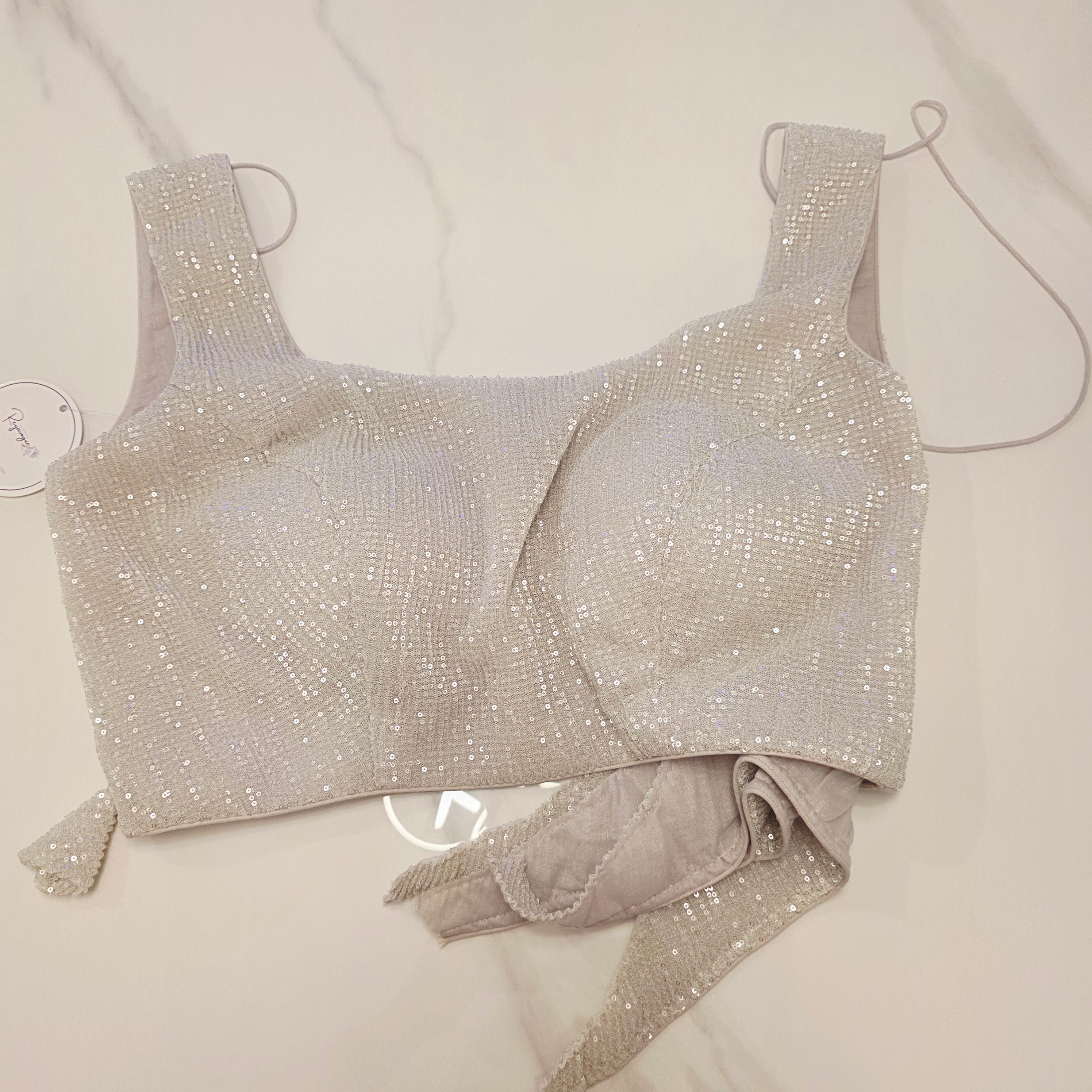 Petrolblaues Sari aus weicher Organza mit vollflächiger Blätterstickerei. Kombiniert mit einer weichen Paillettenbluse.