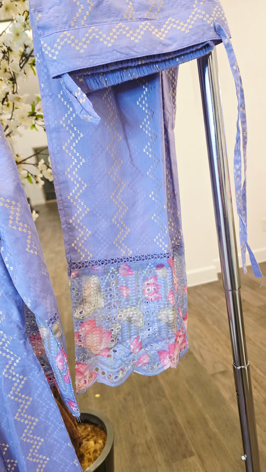 Damen Kurta-Set in bläulich-violetten Pailletten mit floraler Applikationsspitze