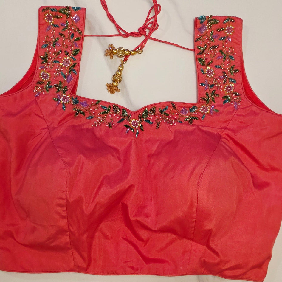 Saree aus Tissue-Georgette in Pfirsich mit Blumenmuster und handbestickter Borte