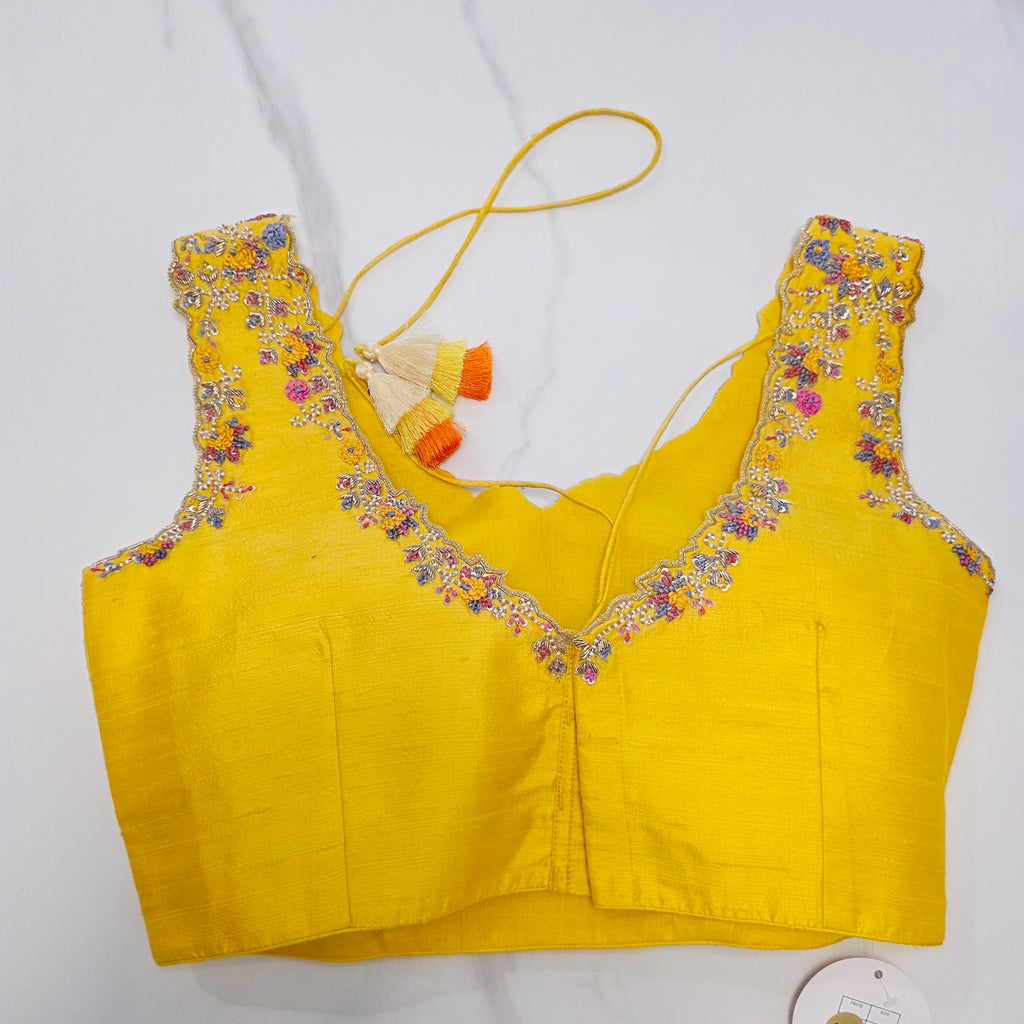 Muslin Jamdani in Gold kombiniert mit einer ärmellosen Bluse aus Rohseide mit Maggam-Stickerei