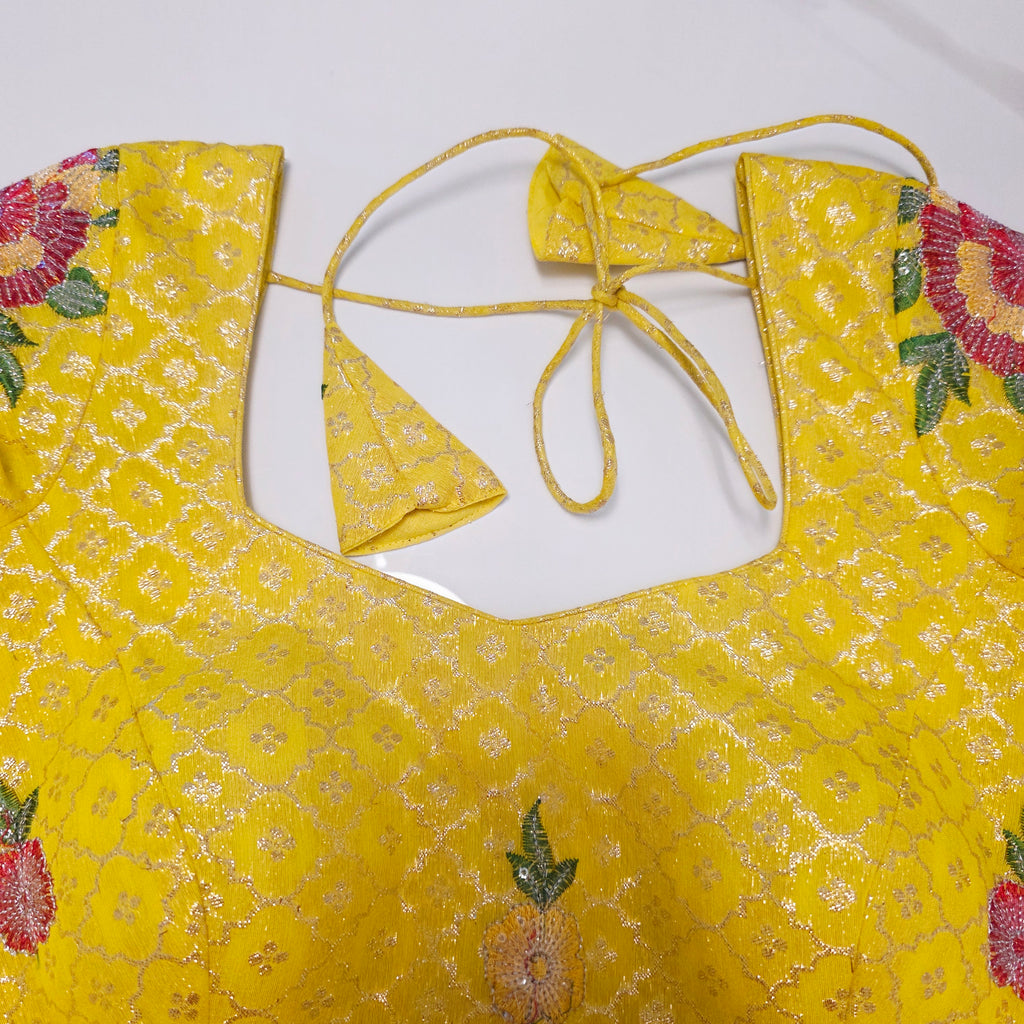 Gelber Saree mit Blumenmuster-Bordüre und gemusterter Bluse