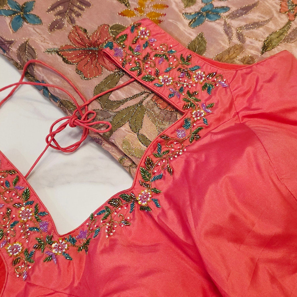 Saree aus Tissue-Georgette in Pfirsich mit Blumenmuster und handbestickter Borte