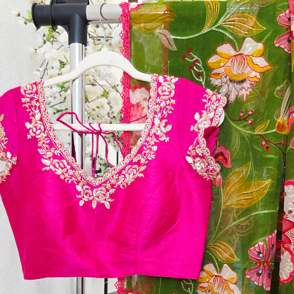 Mehndi grüner floraler Organza-Sari und pinke Bluse