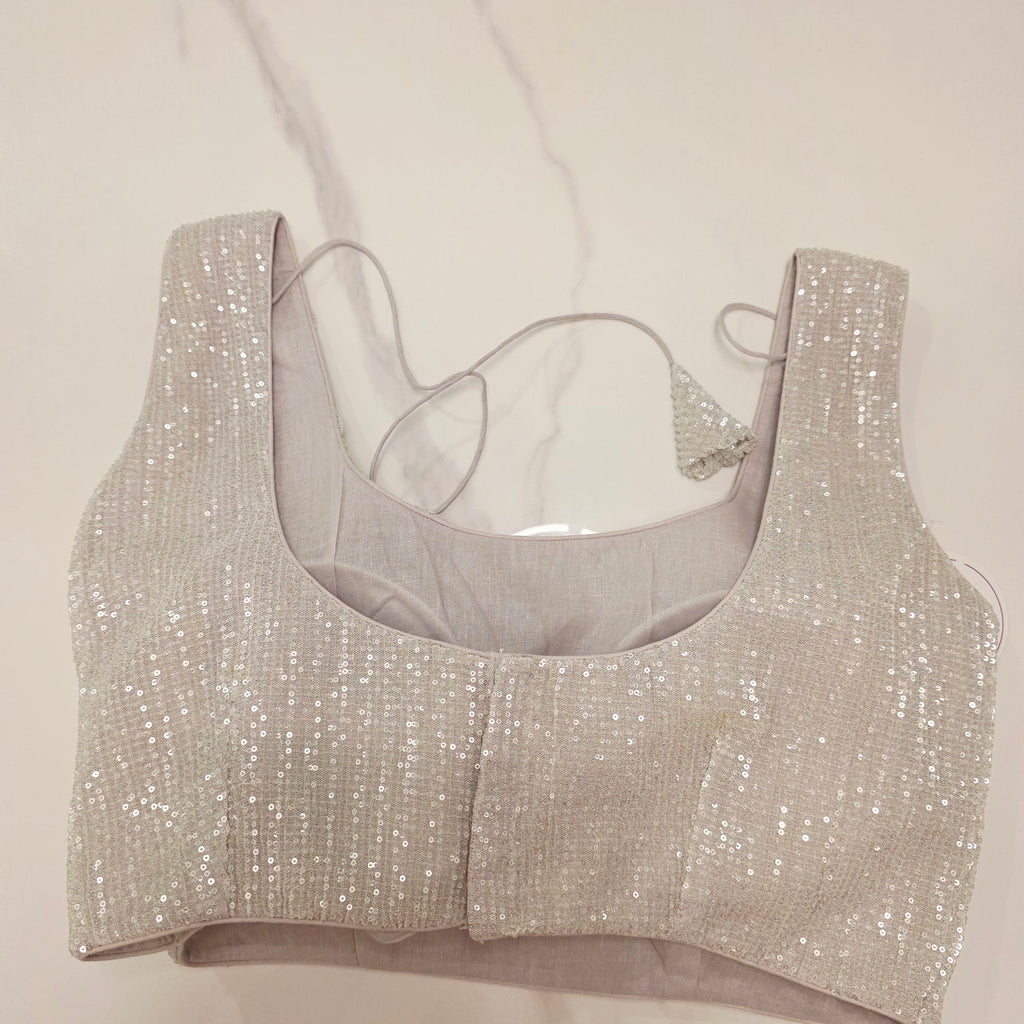 Petrolblaues Sari aus weicher Organza mit vollflächiger Blätterstickerei. Kombiniert mit einer weichen Paillettenbluse.