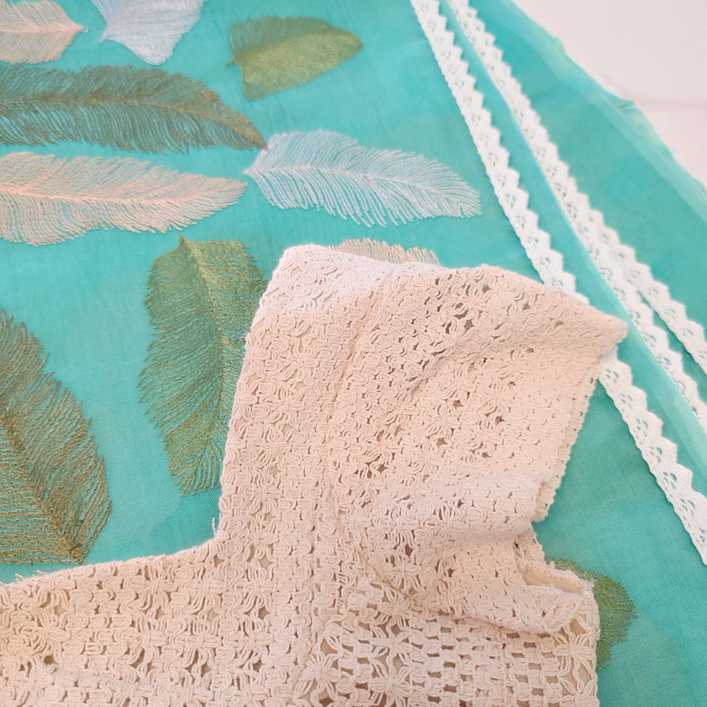 Petrolblaue Organza-Saree mit Blattstickerei