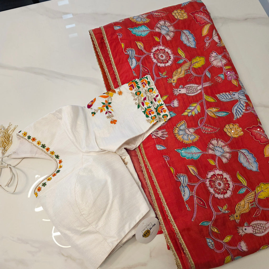 Orangefarbener, fallender Rohseidensari mit Allover-Kalamkari-Muster im Papageien-Thema mit wunderschöner Bluse